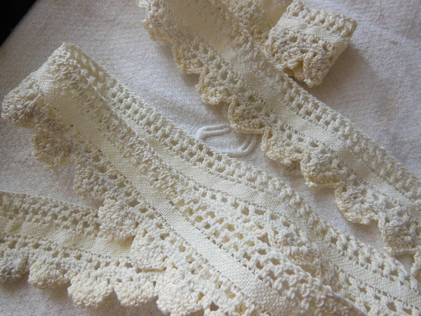 Dentelle ancienne plutôt épaisse 1 m 55 sur 2,8 cm T1-31
