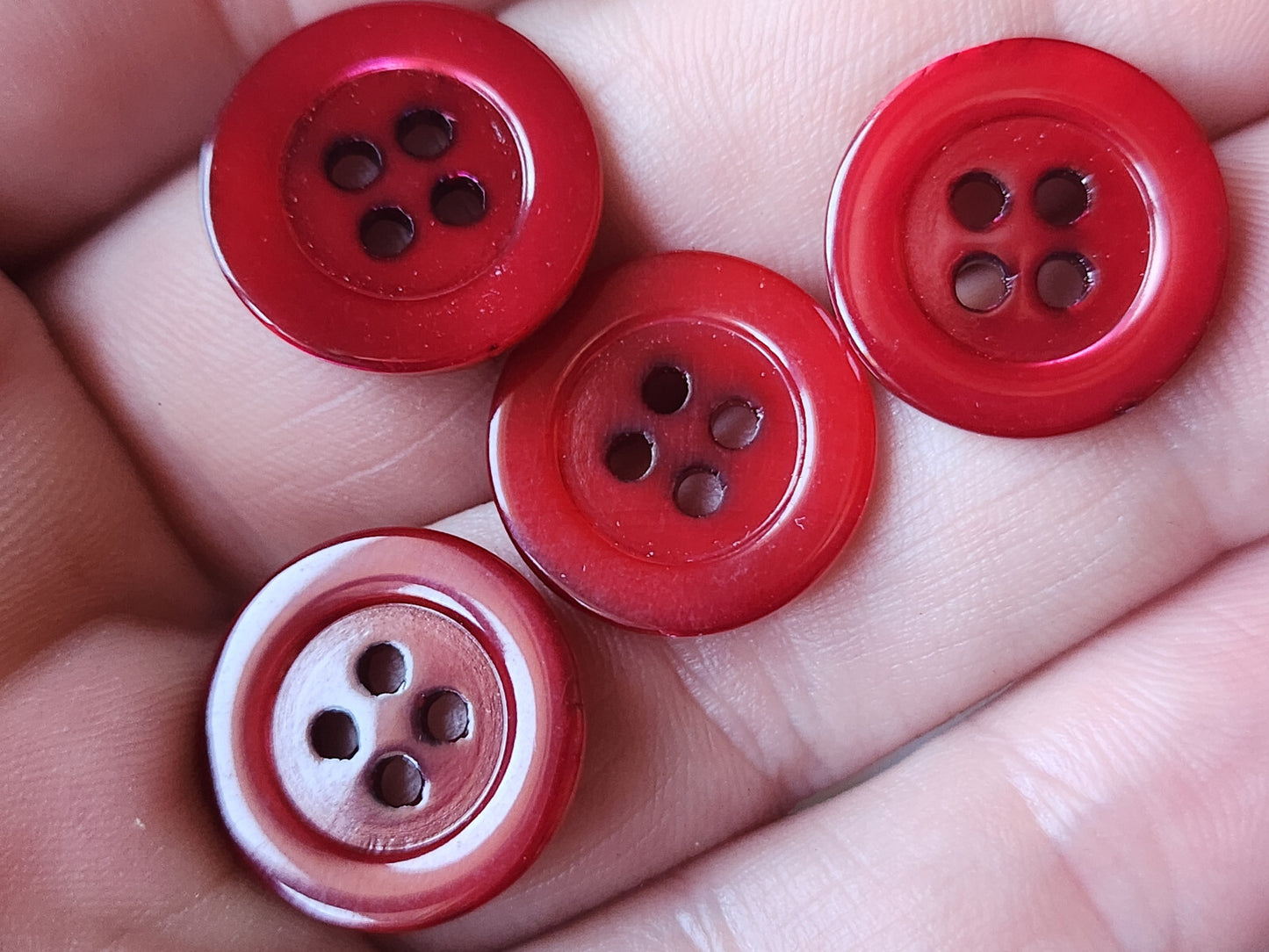 Lot 12 boutons vintage en nacre rouge 1,7 cm à trous ref 417