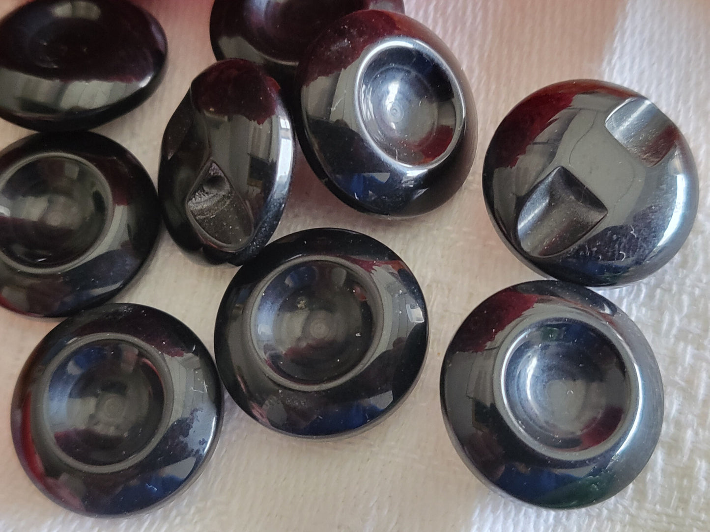 Lot 9 boutons vintage noir à pied travaillé diamètre 1,7 cm ref 1044