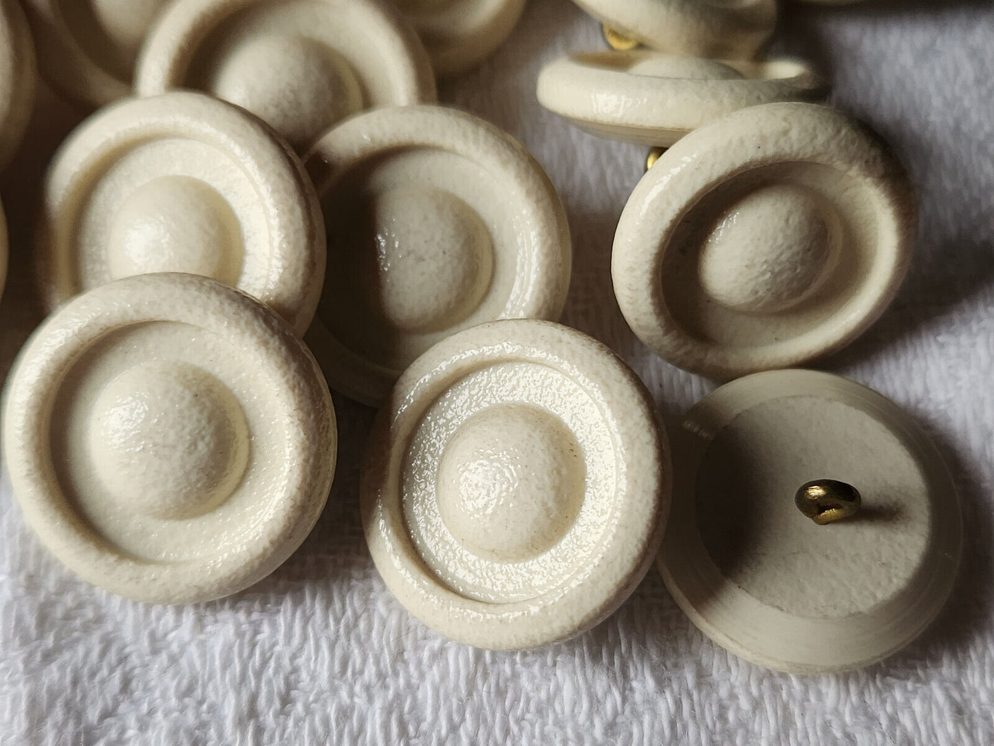 Lot 6 boutons anciens creme pied métal travaillé 1,8 cm ref 1093