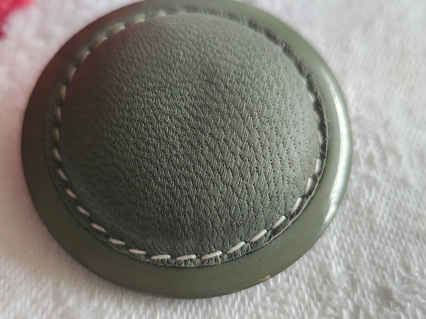 Collection gros bouton coeur cuir vert monture resine 3,7 cm ref 6086
