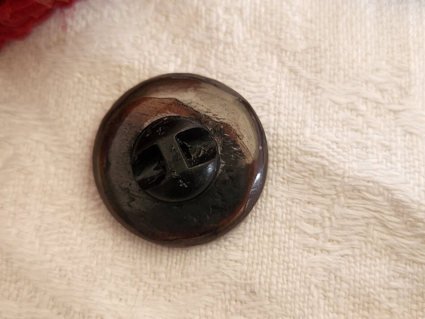 Bouton ancien en nacre noir gris sculpté épais à pied 2 cm D12P