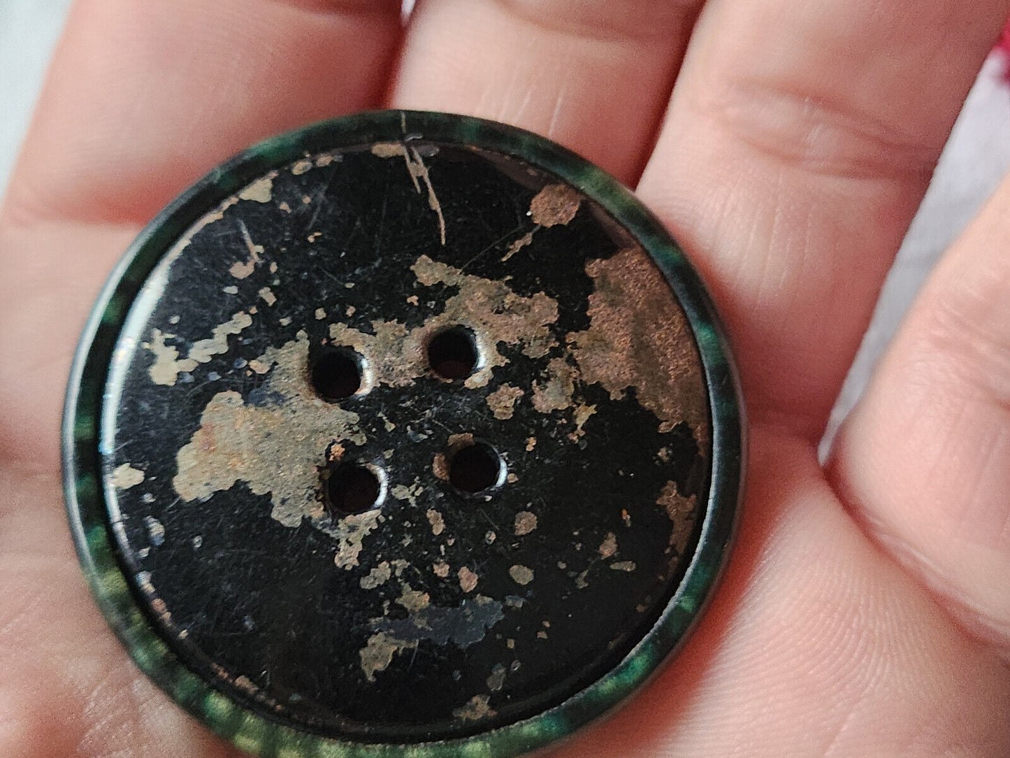 Enorme bouton anciens en celluloid vert 4,4 cm fissure vers un passant ref 1548