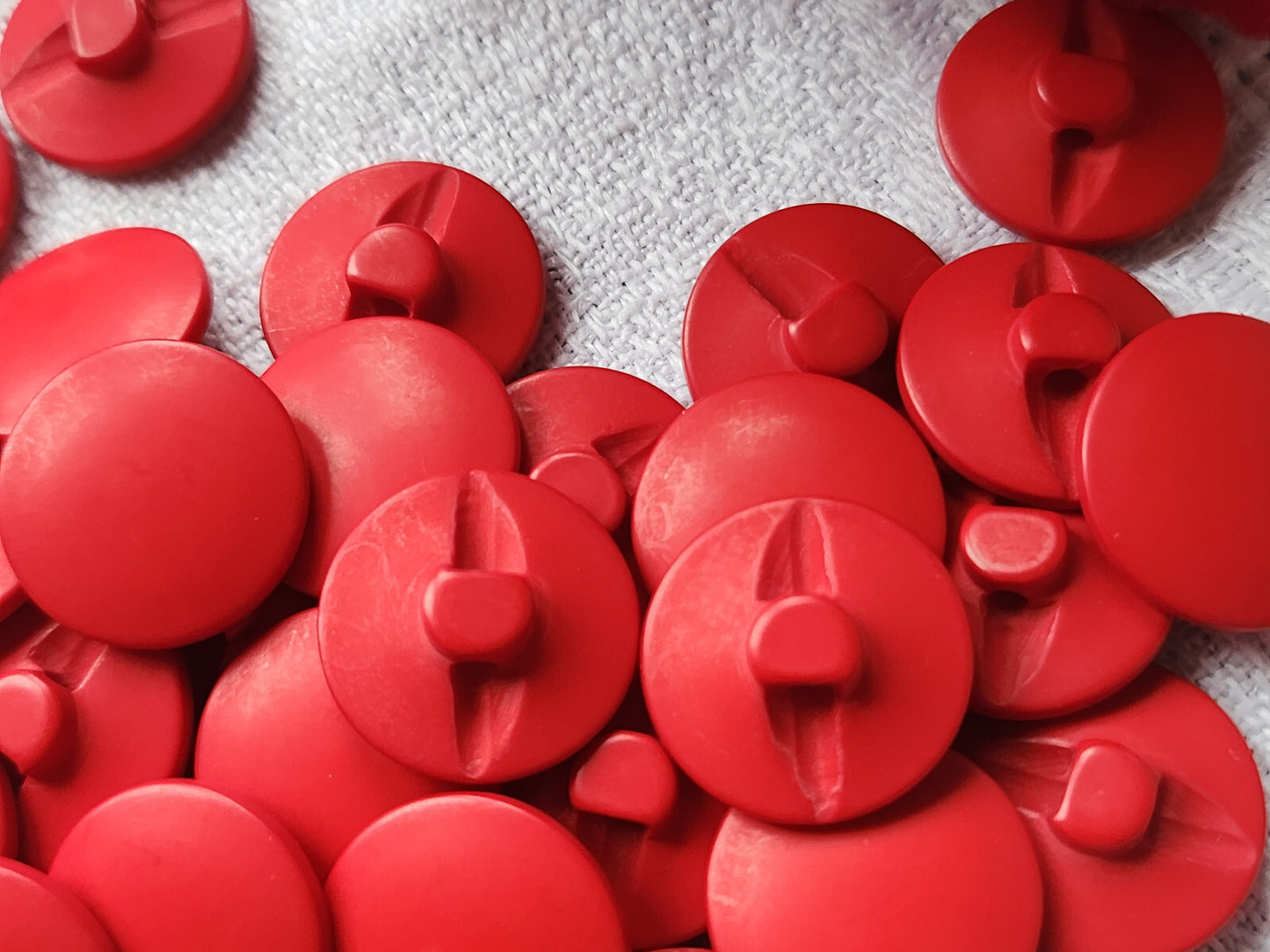 Lot 15 boutons vintage rouge mat à pied lisse 1,4 cm ref 5201