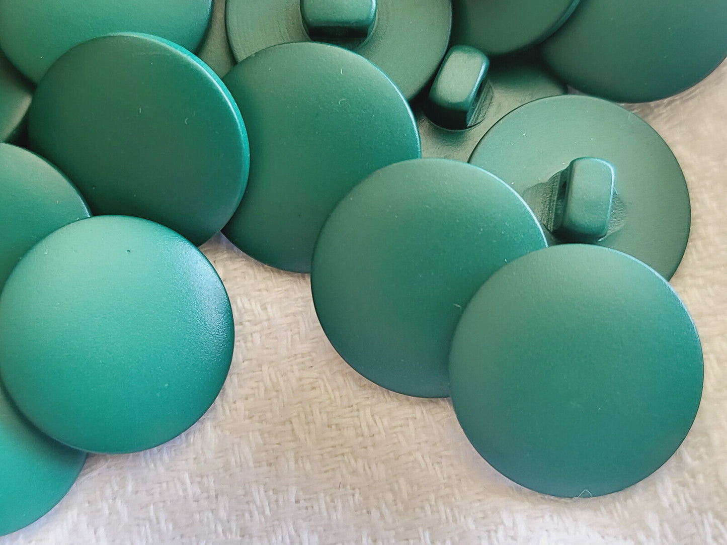 Lot 24 boutons vert sur pied mercerie couture lisse 1,5 cm ref 373