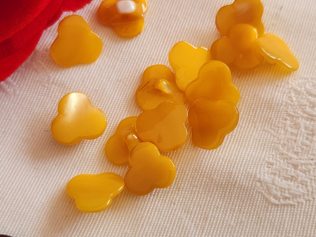Lot 11 boutons anciens en nacre jaune forme original 1,2 cm ref 6626