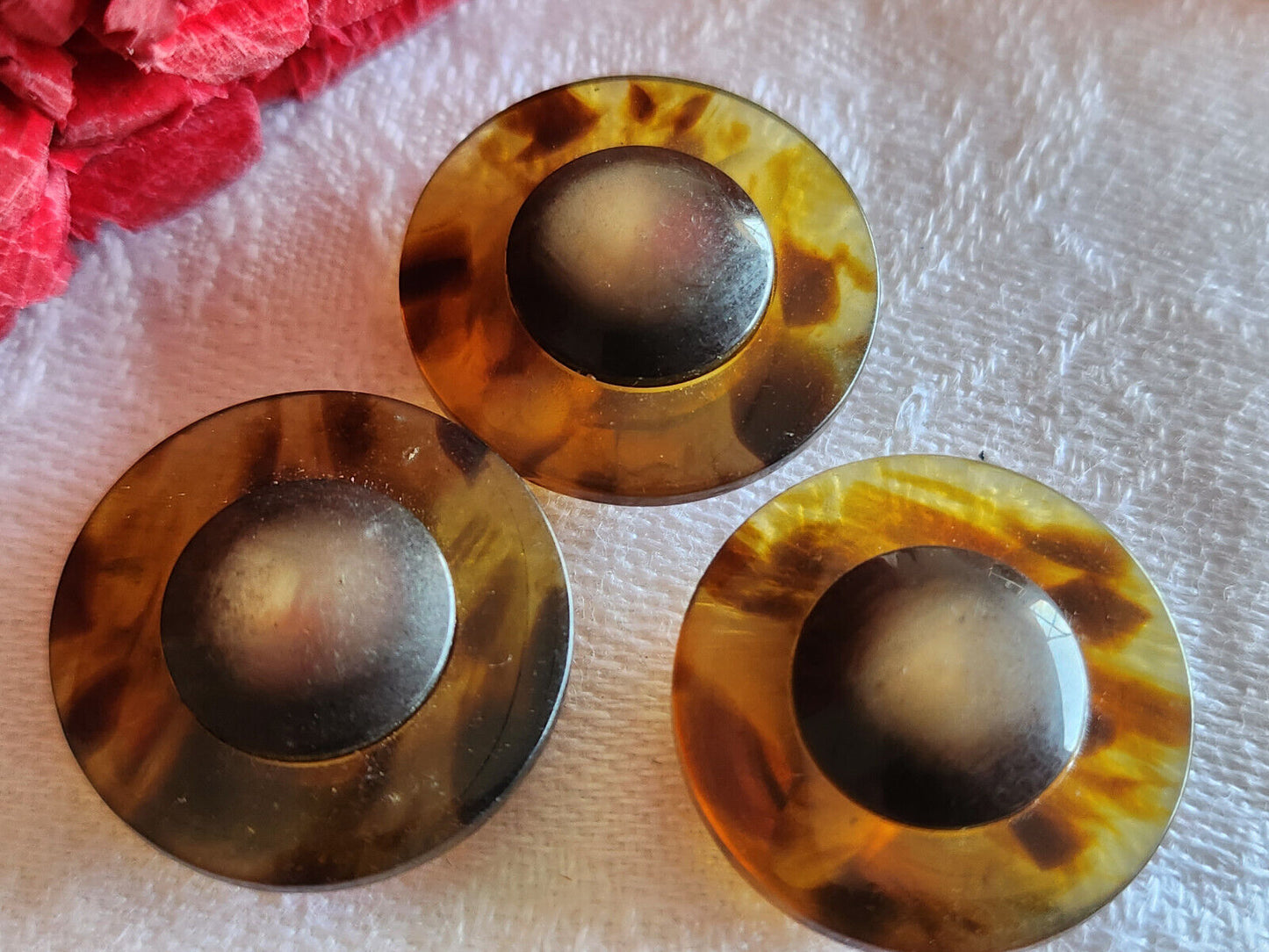 Trio boutons vintage pourtour effet écaille cœur gris pied 2,1 cm ref 566