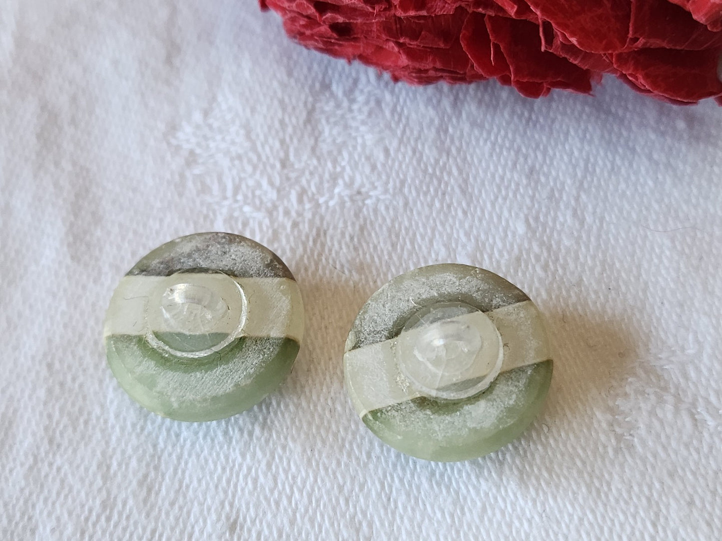 duo boutons anciens en verre dépoli vert vintage parurier 1,6 cm G15H