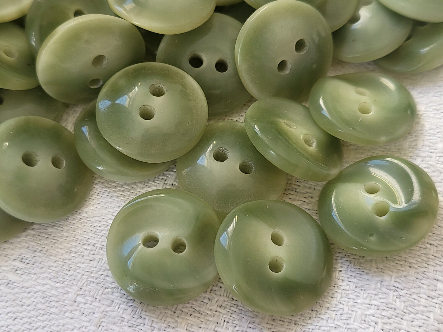 Lot 16 petits boutons vintage vert camaïeu ondulé à trous 1,5 cm ref 2995