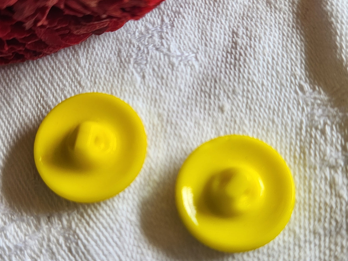 Duo boutons vintage en verre jaune modoré irisé 1,8 cm G19E