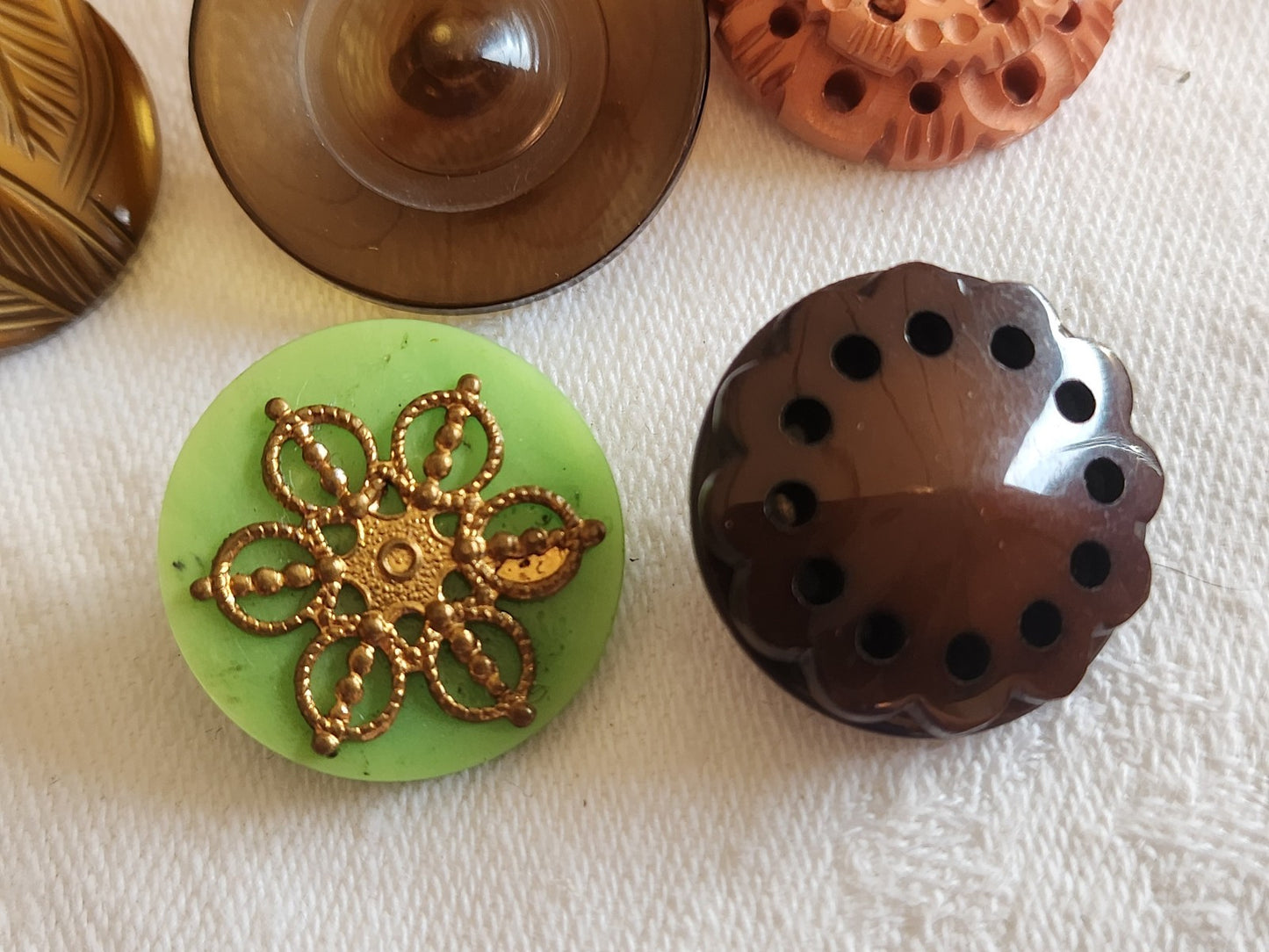 Collection lot 5 boutons anciens originaux diamètre 2,1 à 2,6 cm ref 5737