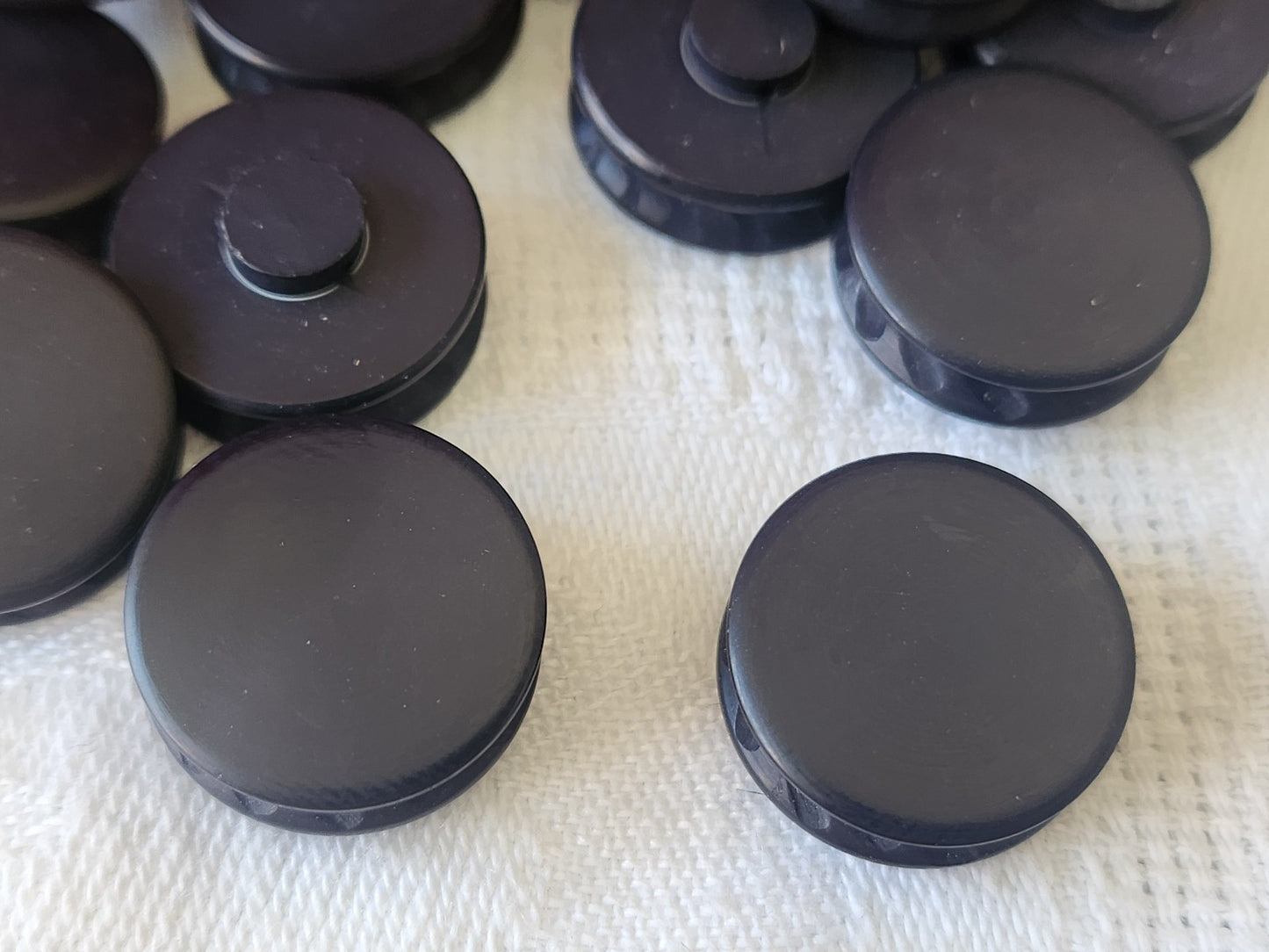 Lot 16 boutons vintage noir bleuté mat pied 1,7 cm ref 4793