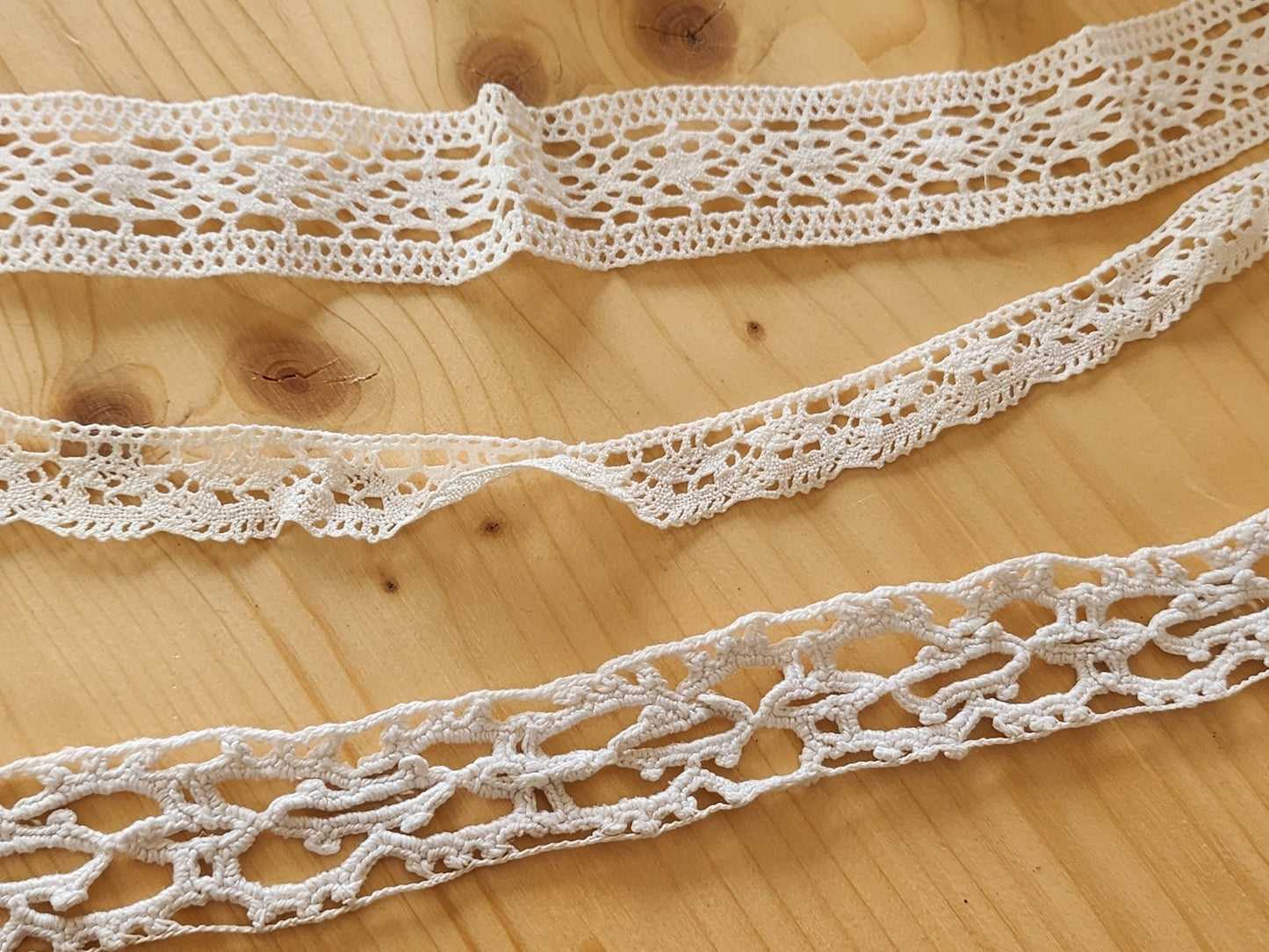 Lot 3 coupons de dentelle anciennes voir description T1-24