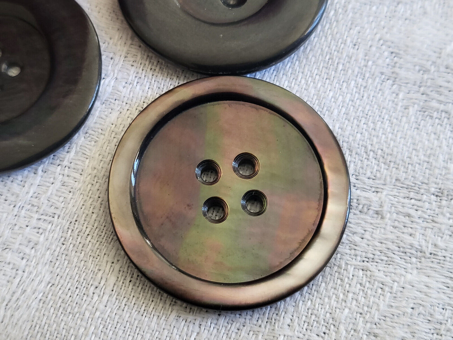 Trio gros boutons anciens en nacre 4 trous 2,5 / 2,6 cm G15J