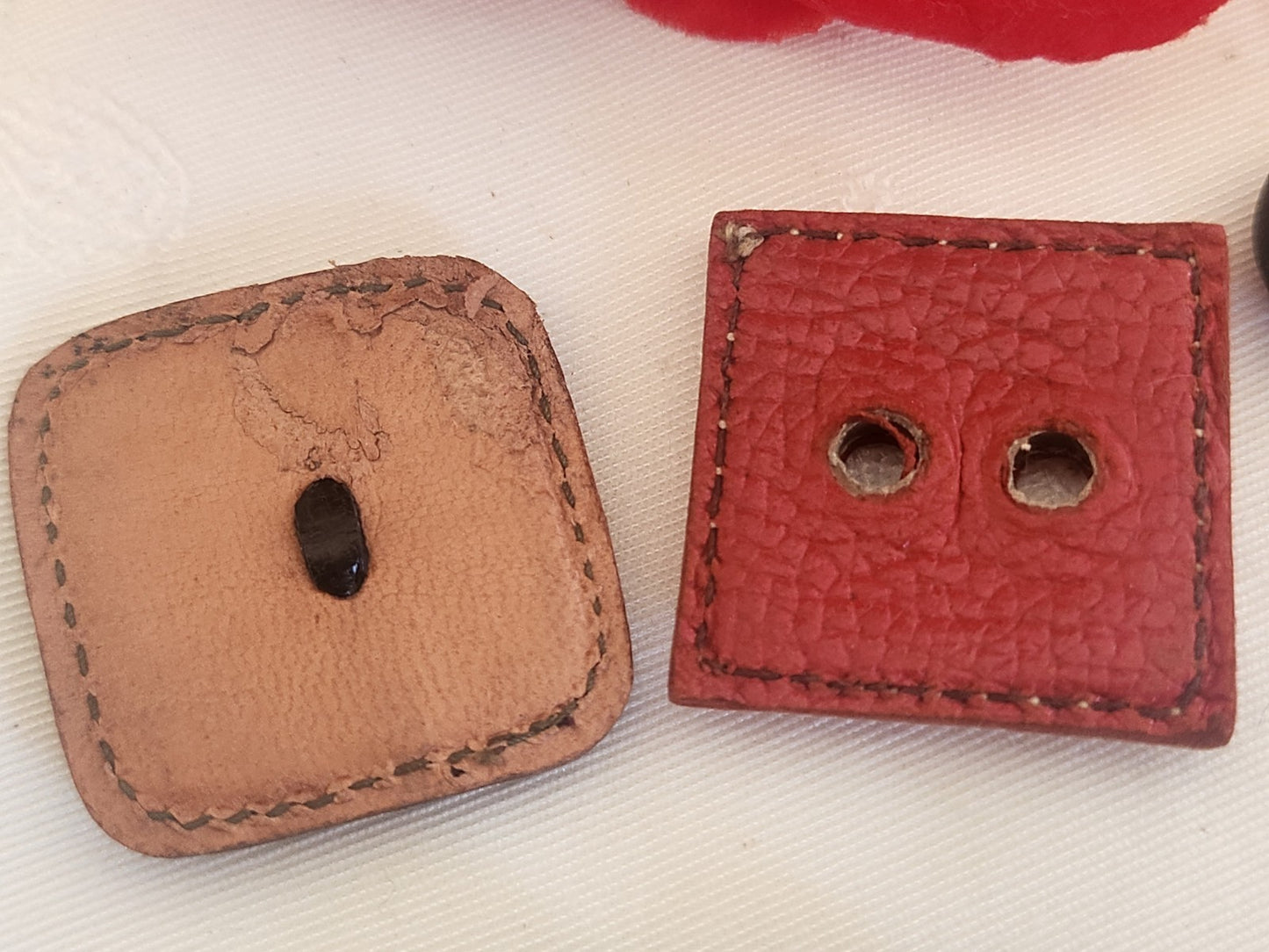 Duo gros boutons anciens en cuir carré 3 et 3,1 cm G3P