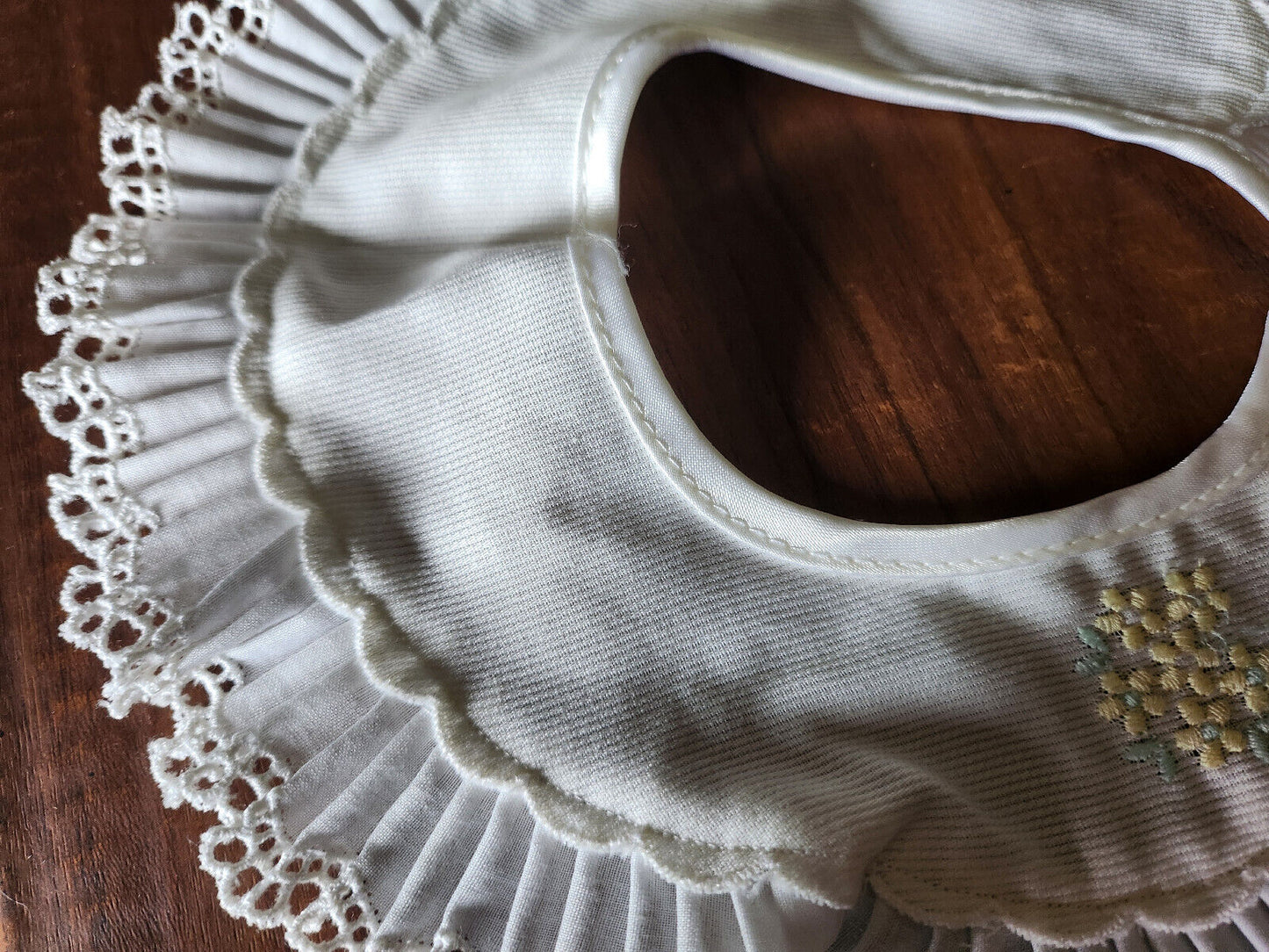 Ancien col en tissu plutot épais ajouré broderie B7-61