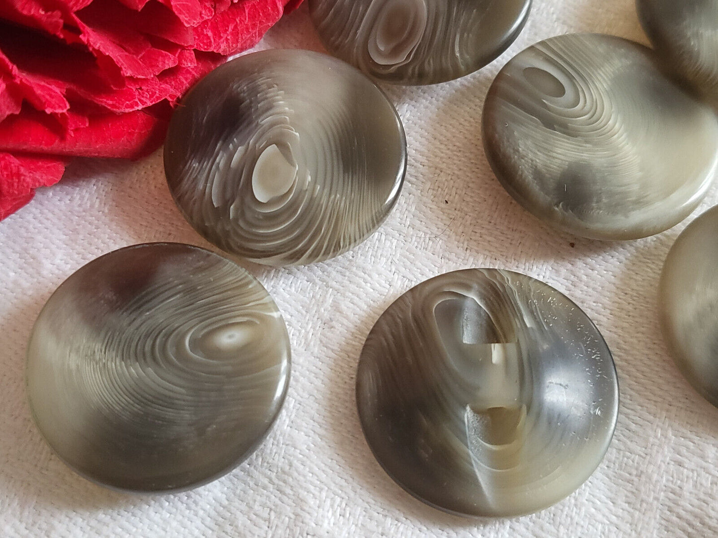 Lot 7 jolis boutons vintage Ton gris veiné à pied diamètre 2,2 cm ref 1631