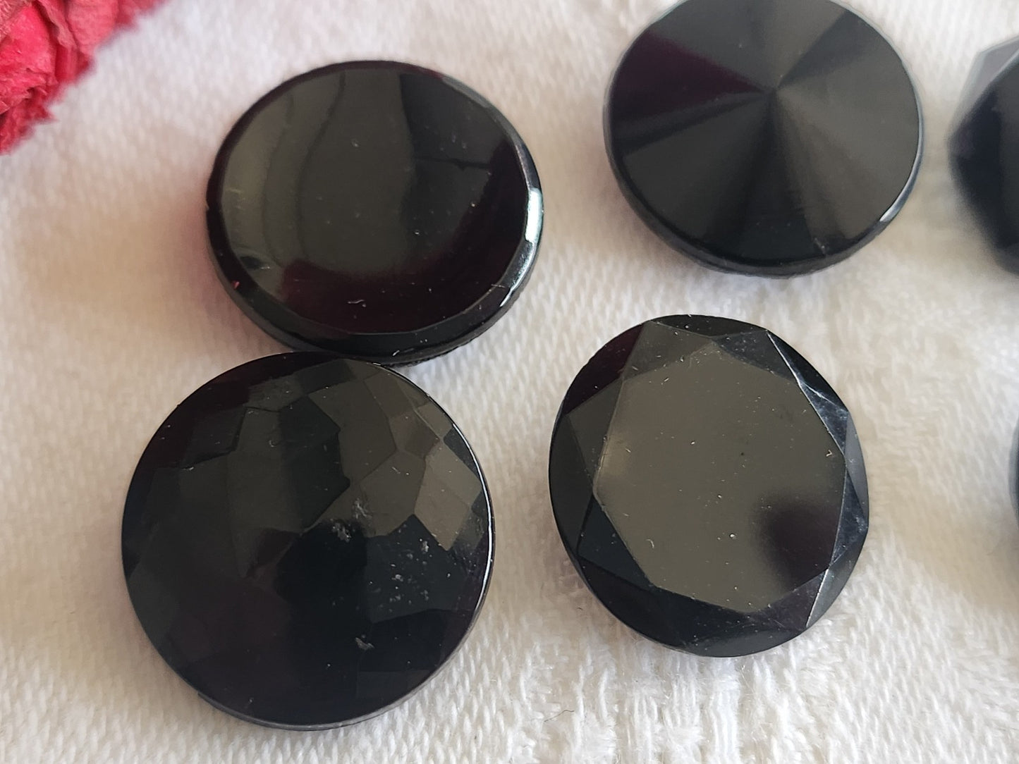 Lot 6 boutons anciens en verre noir 1,7/1,8 cm pied facette ref 6079
