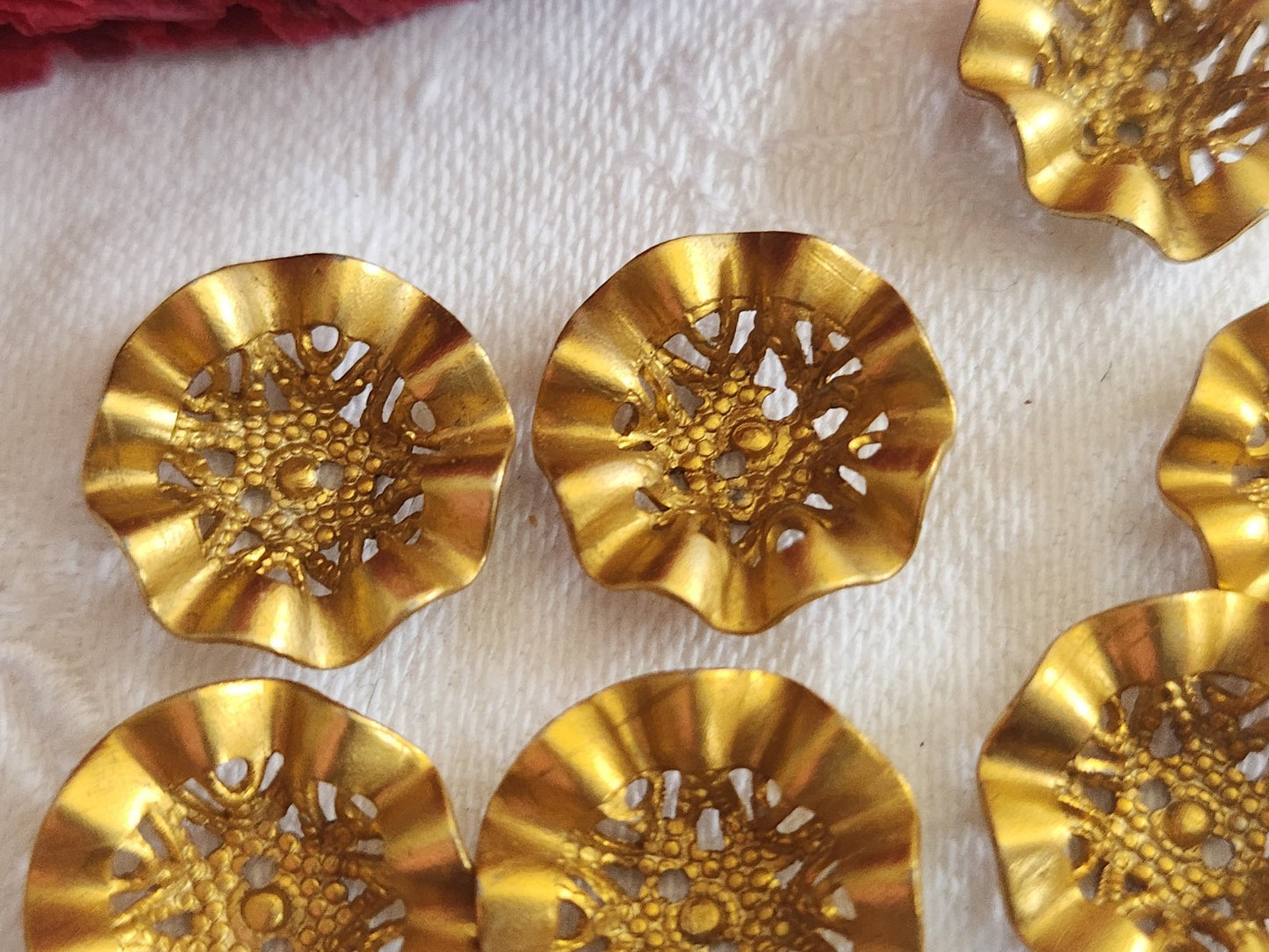 Lot 7 boutons anciens dentelle doré courbé 1,7 cm ref 1718