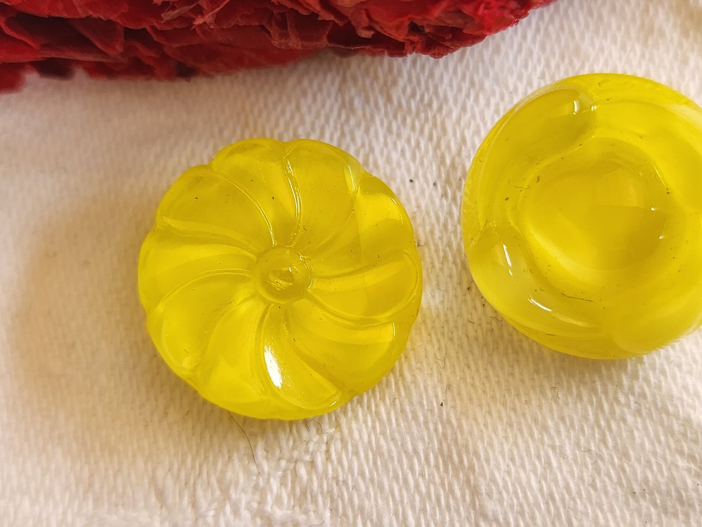 Duo boutons vintage en verre jaune laiteux travaillé 1,7 et 1,8 cm G19I