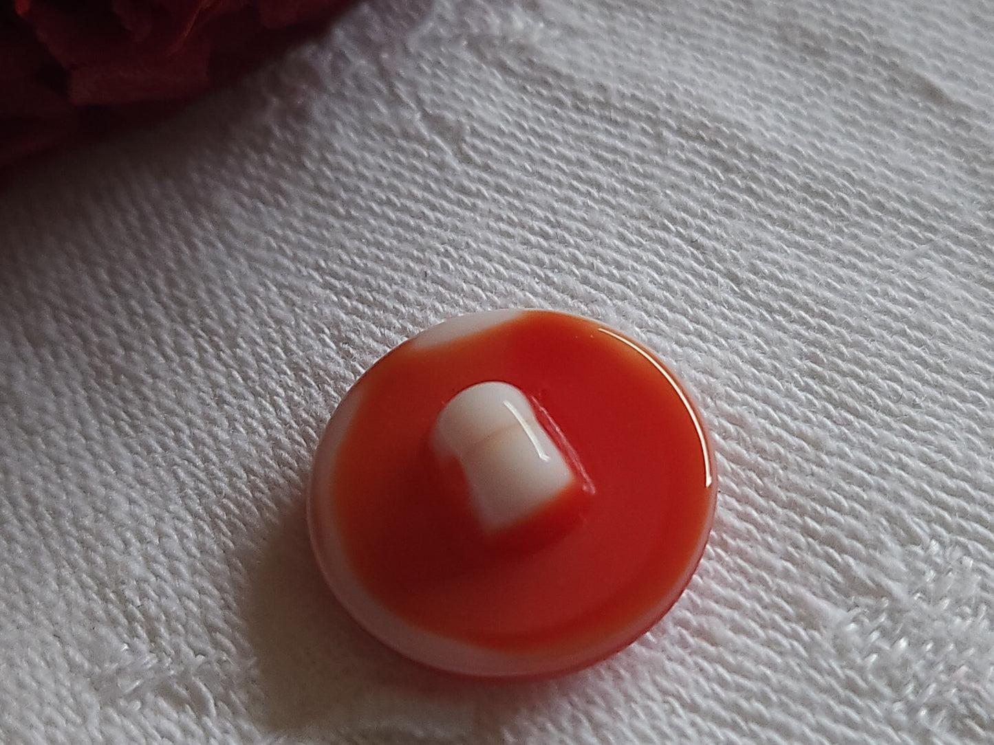 Bouton vintage en verre motif nlanc orange relief 1,7 cm G18A