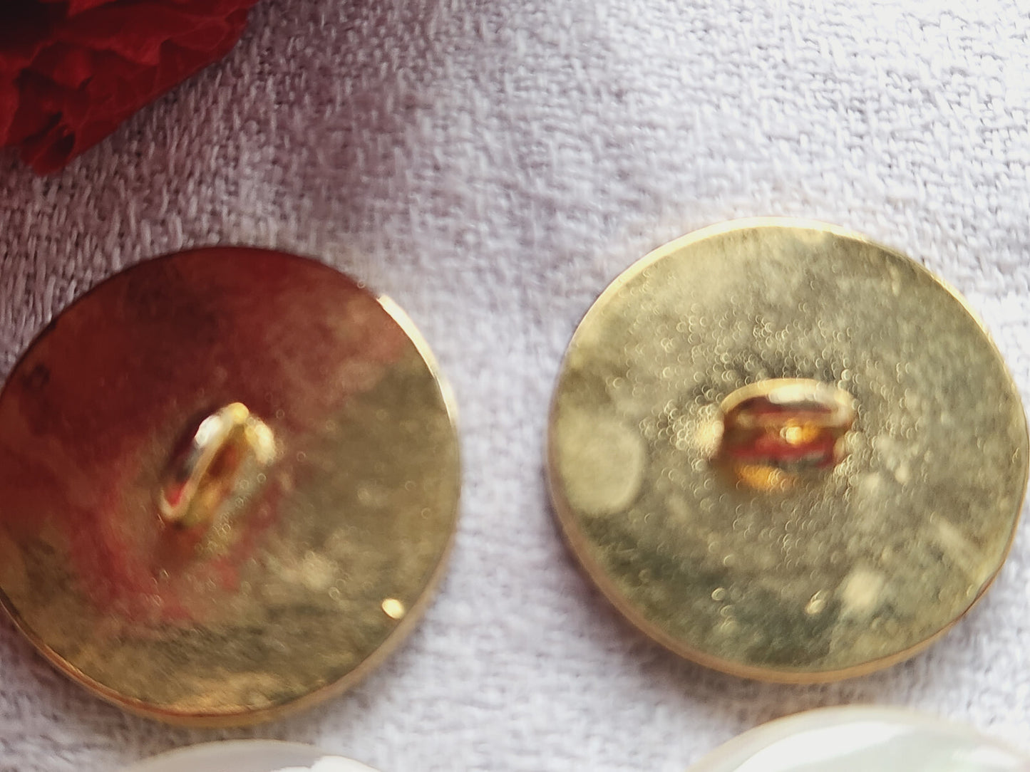 Duo boutons vintage métal coeur bleu et vert pied 2,3 cm lourd doré G18F