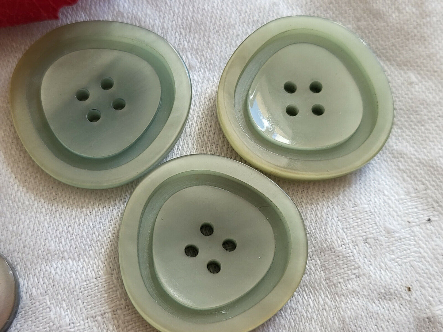 Trio gros boutons vintage vert teinte délavée diamètre 2,7 cm ref 3260