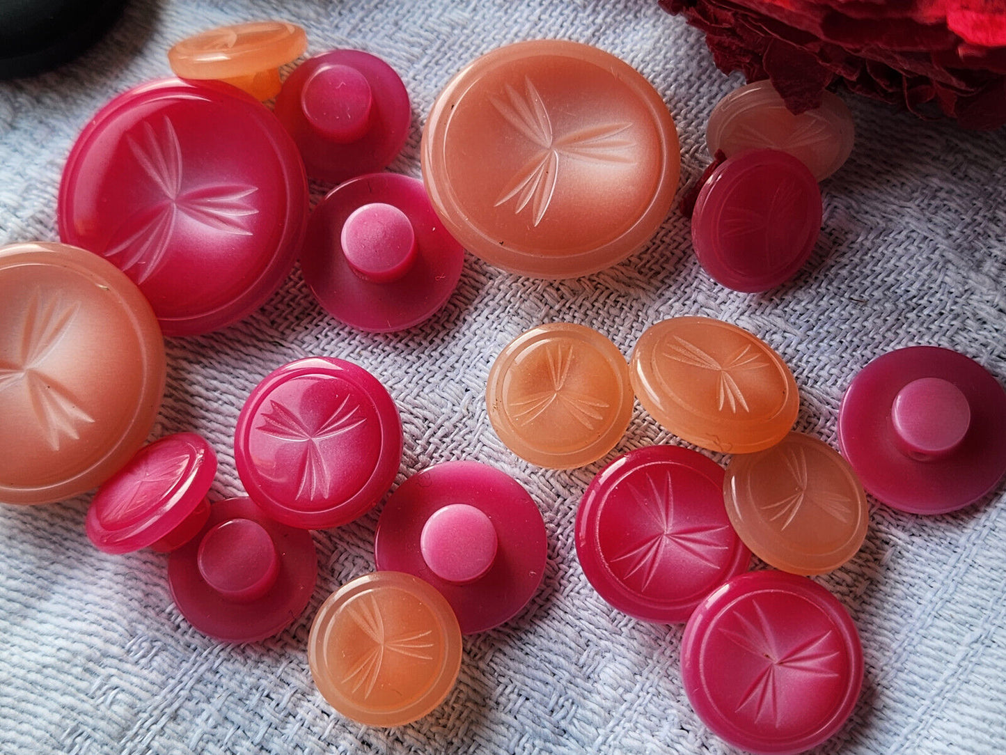 Lot 18 boutons vintage rose panaché 1,2 à 2,2 cm ref 3462