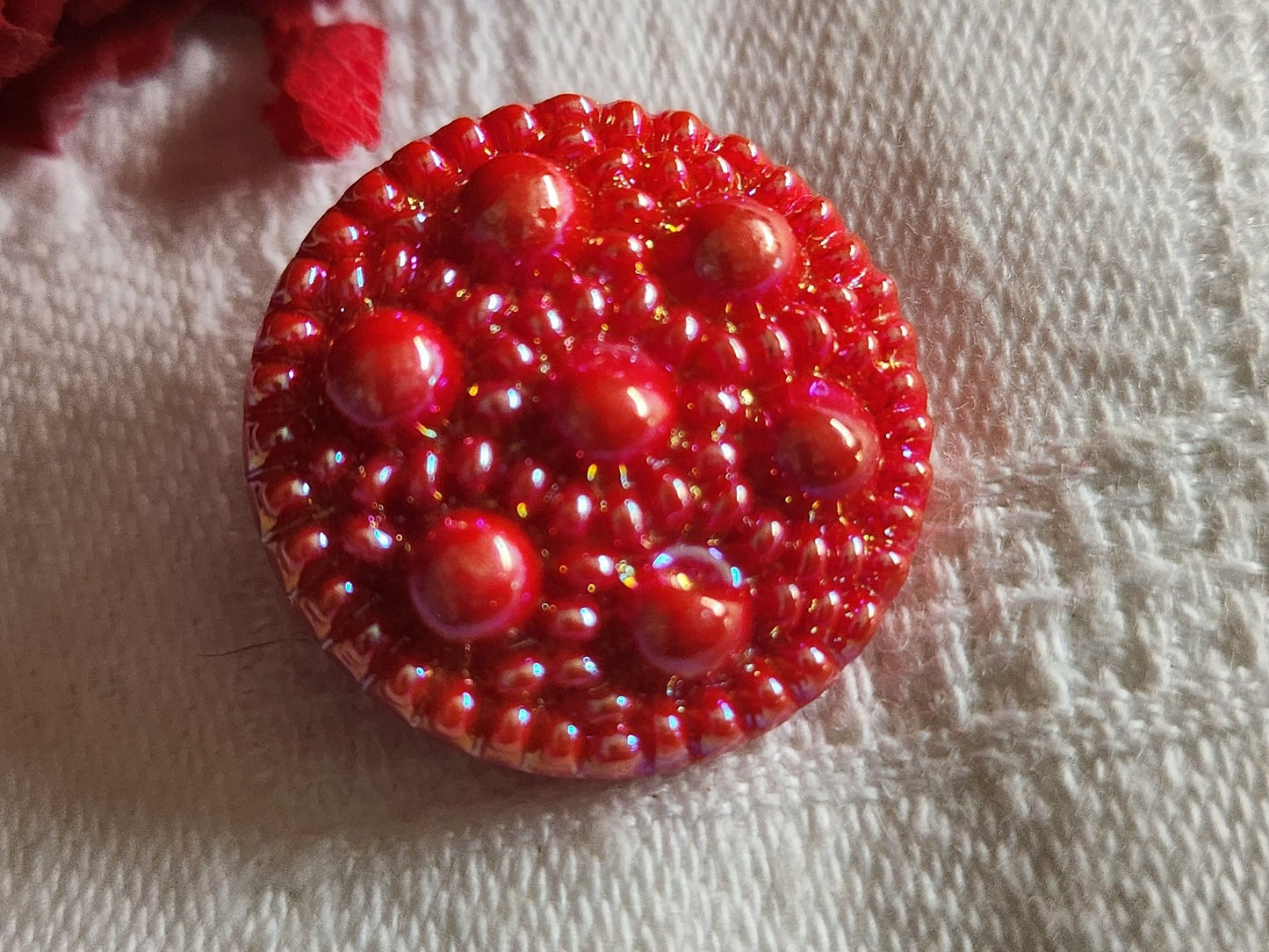Bouton vintage en verre rouge mordoré irisé 2,2 cm G7R