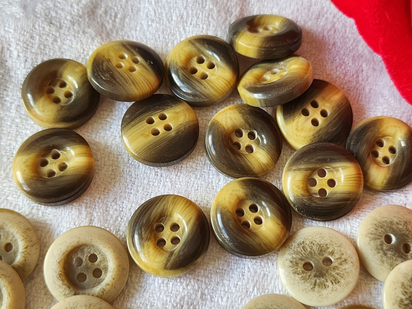 Lot 25 petits boutons vintage ton marron à trous 3 serie 1,4/1,5 cm ref 277