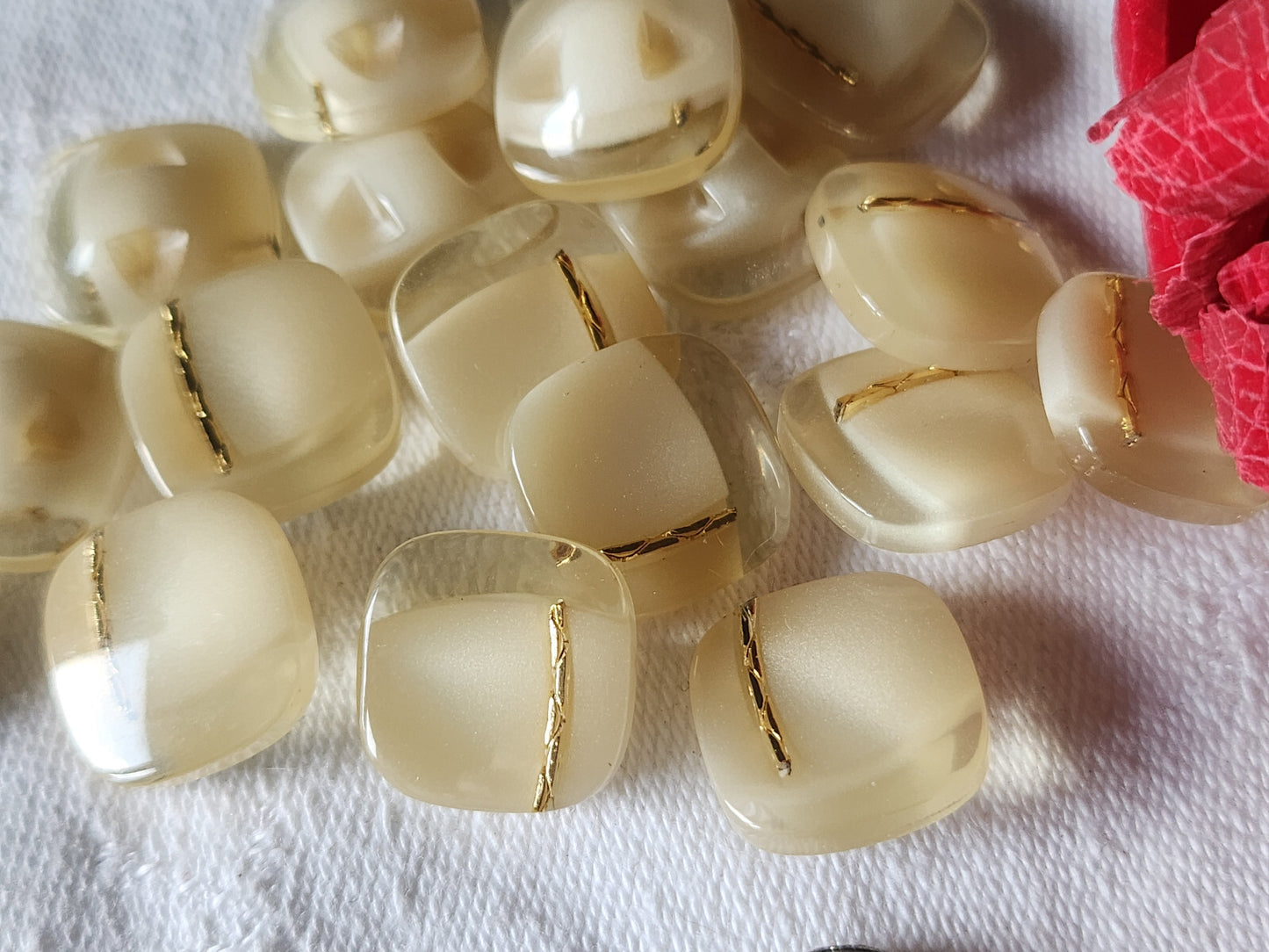 Lot 6 élégants boutons vintage inclusion beige doré pied 1,5 cm ref 2222