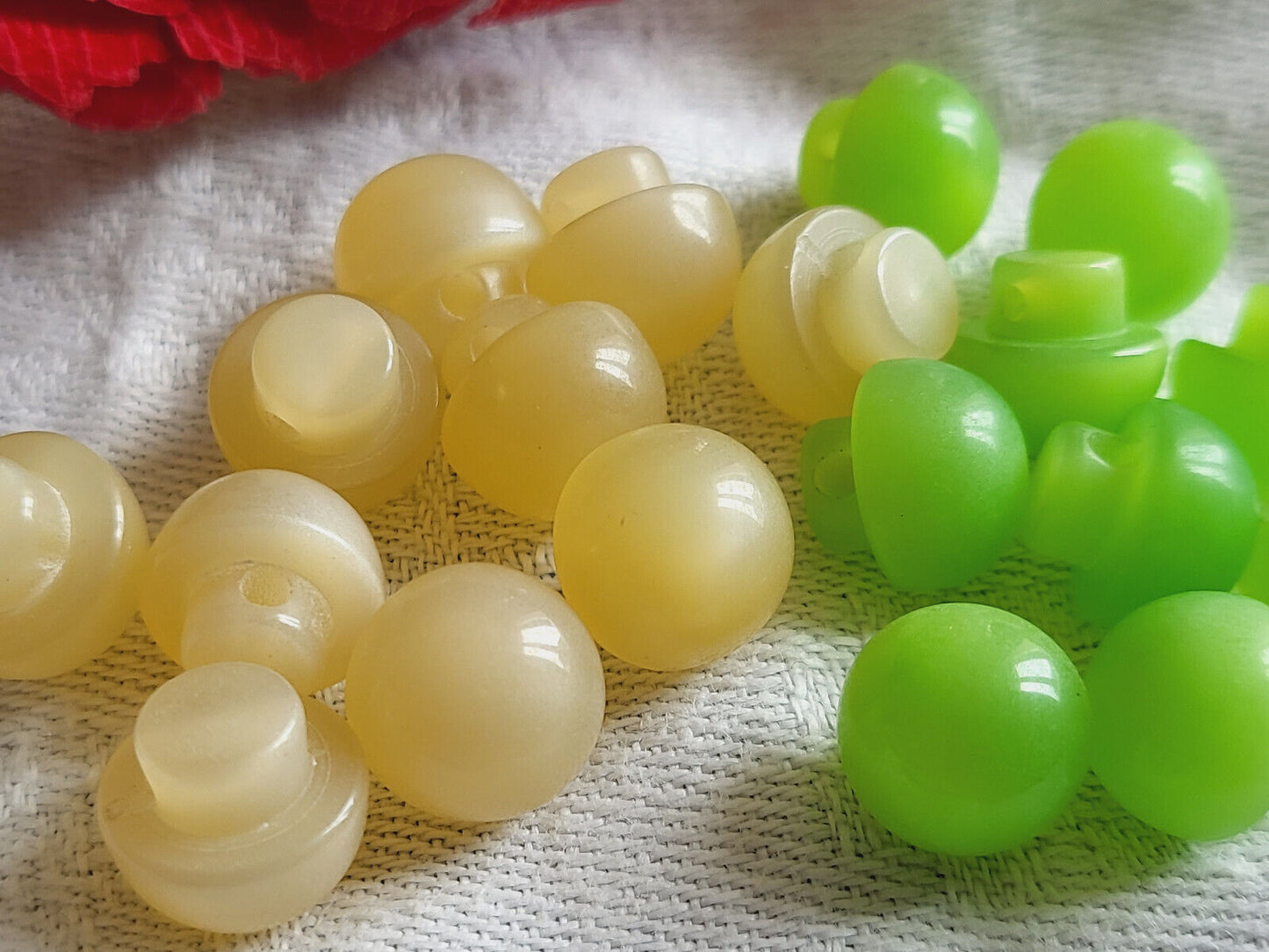 Lot 18 mini boutons vintage beige demi sphere à pied diamètre 0,9 cm ref 3445