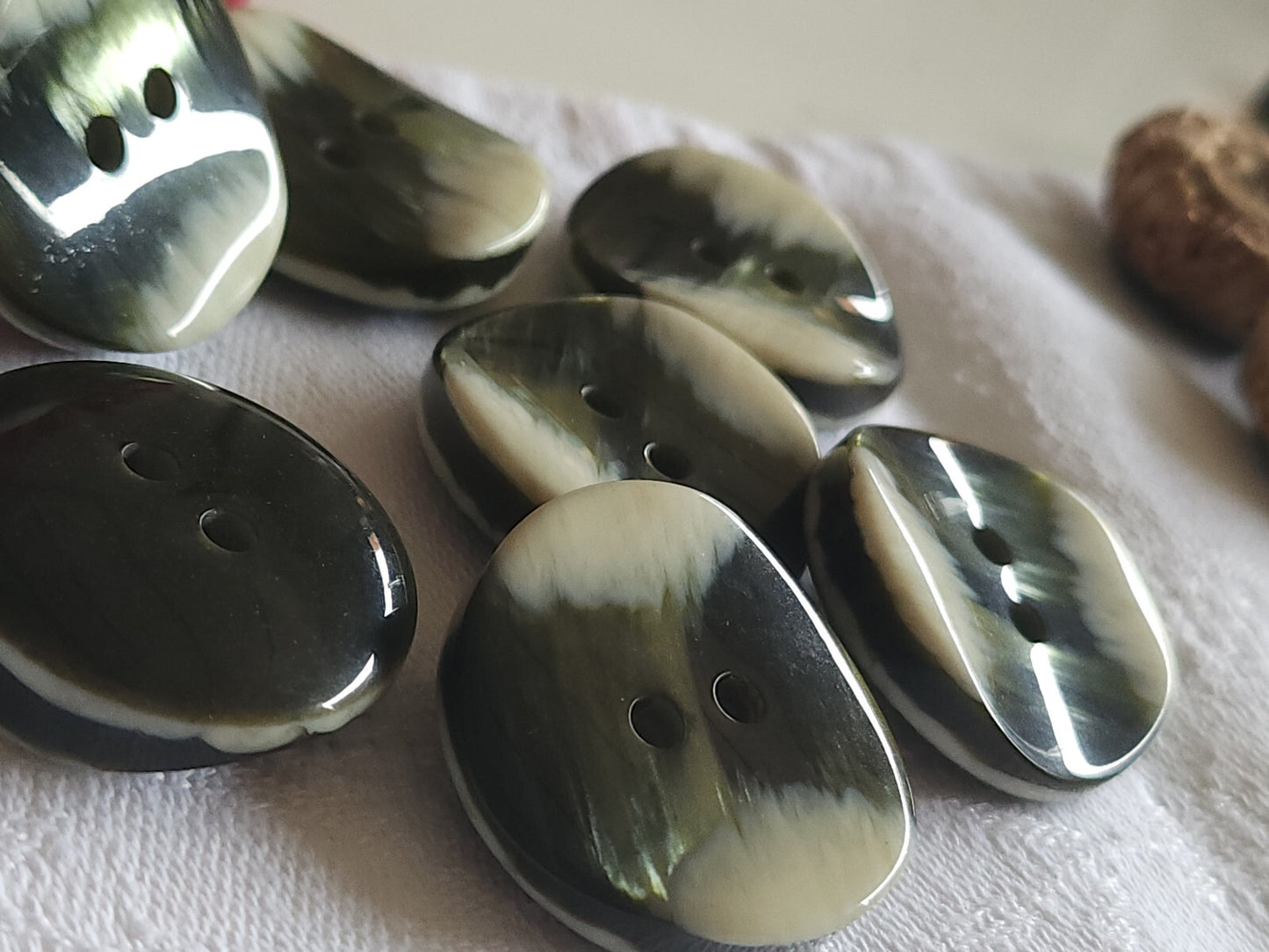 Lot 6 gros boutons vintage vert nacré épais 2,7 cm superbe trous ref 5223