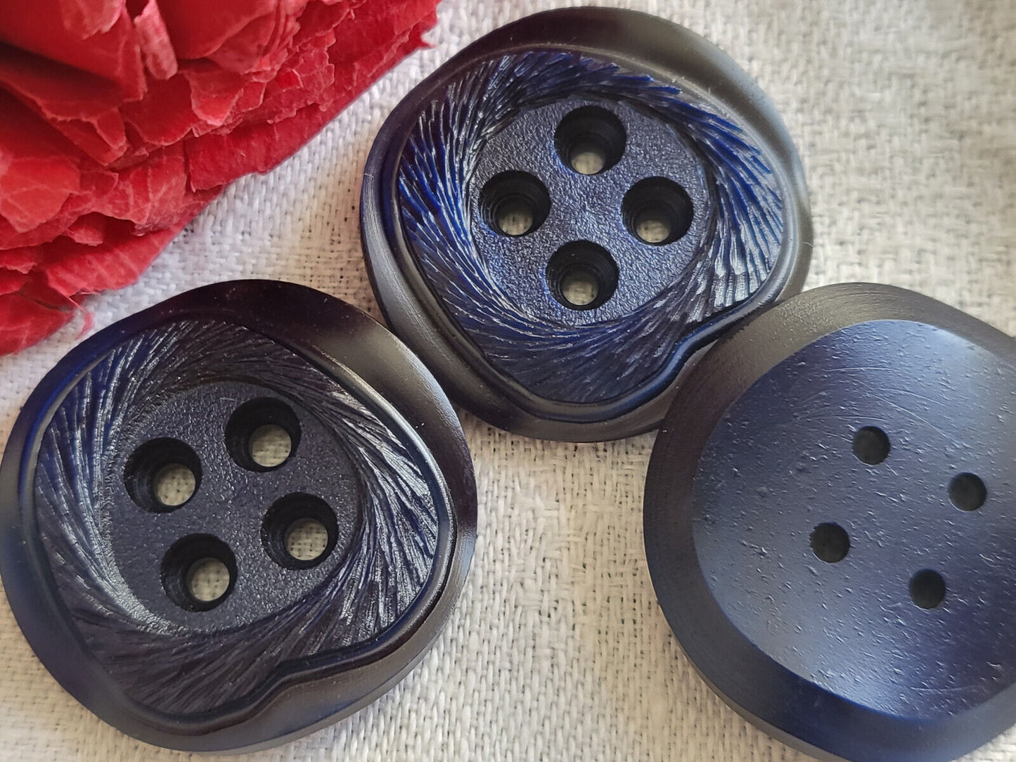 Trio gros boutons vintage bleu ondulé texturé à trous diamètre 2,7 cm ref 2212