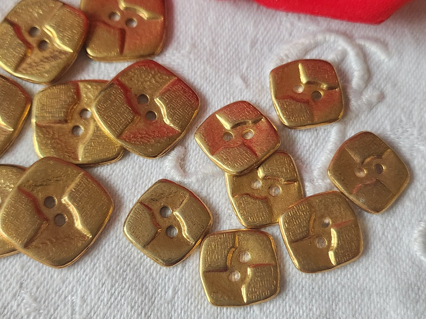 Lot 14 boutons vintage en métal carré 1,3 et 1,8 cm trous ref 403