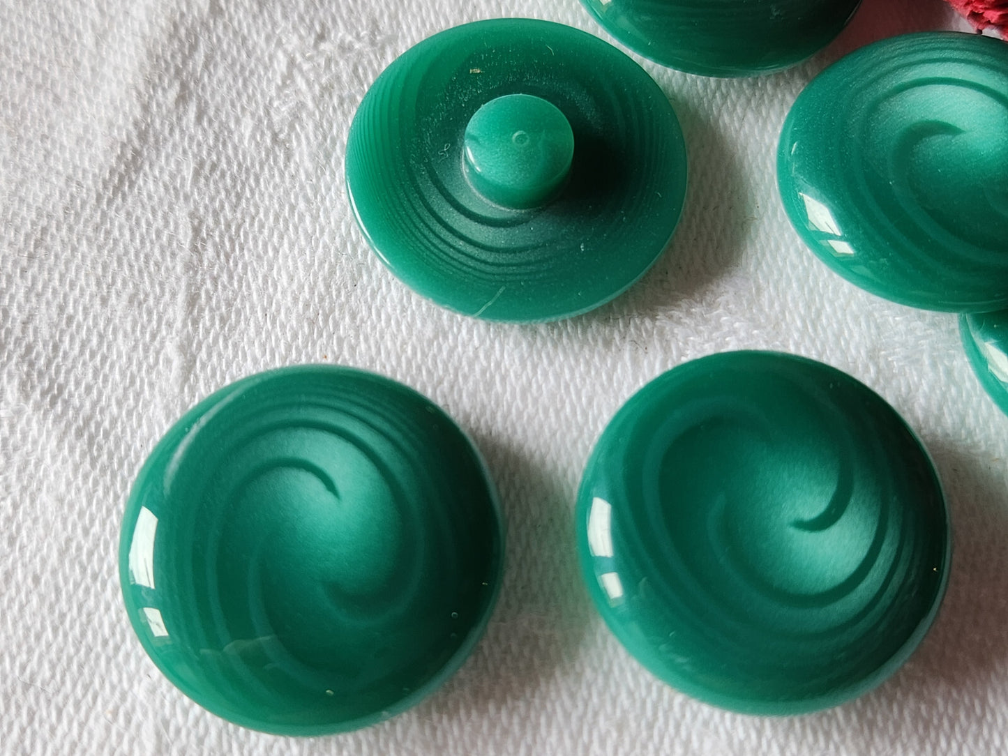 Lot 8 boutons vintage vert tourbillon pied 2,2 cm ref 3365