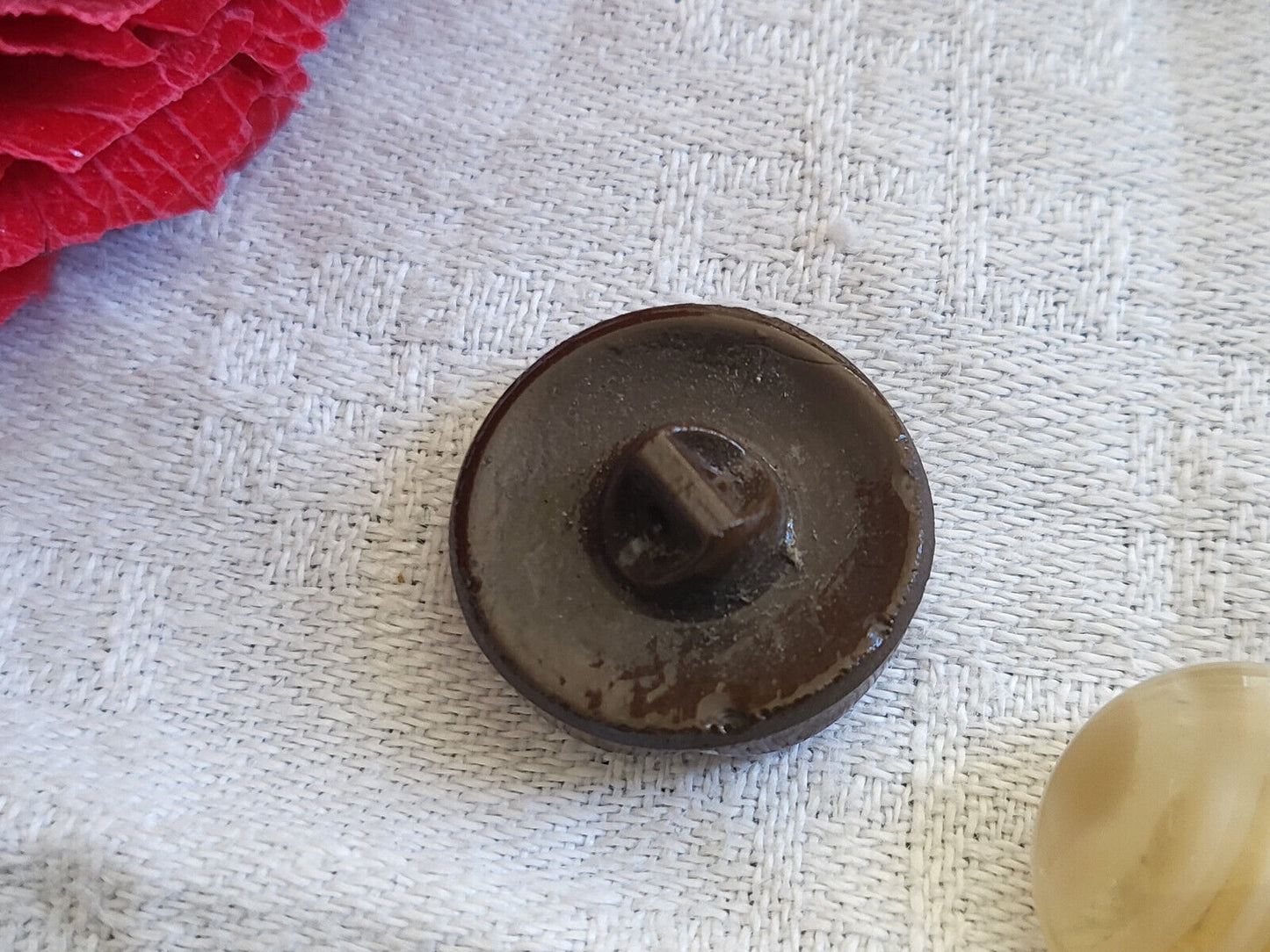 Bouton ancien en verre marron argenté fort relief vers 1950 diamètre 1,8 cm G4F