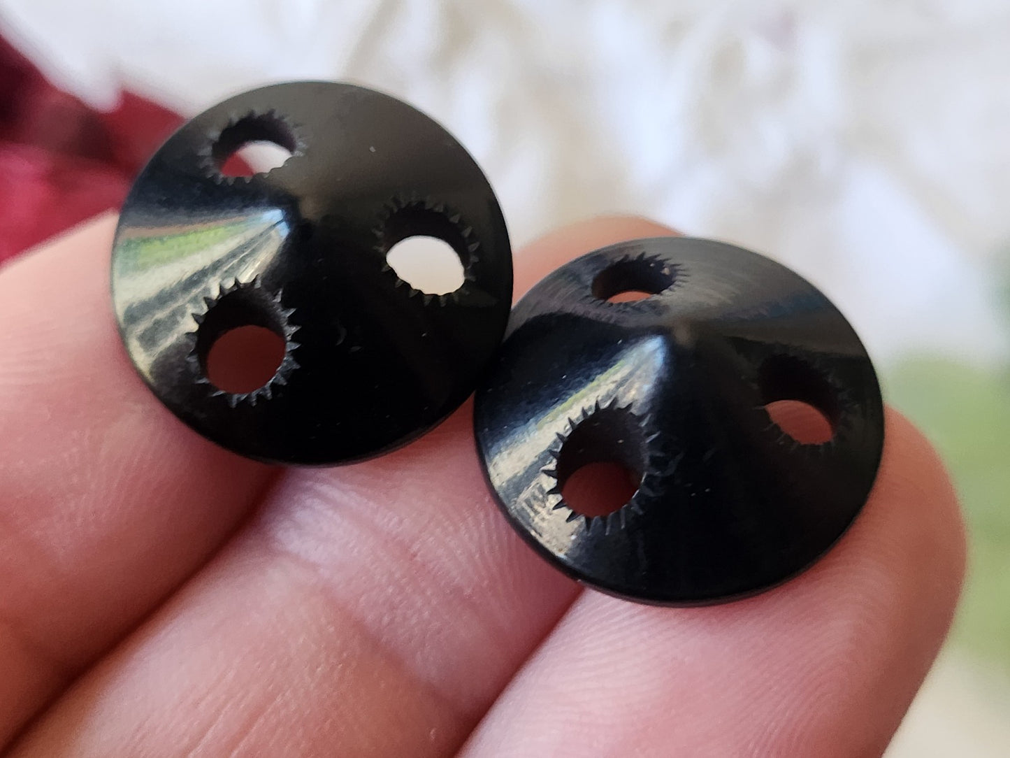 Duo boutons anciens un noir un bleu foncé ajouré pied laiton dome 1,8 cm G15T