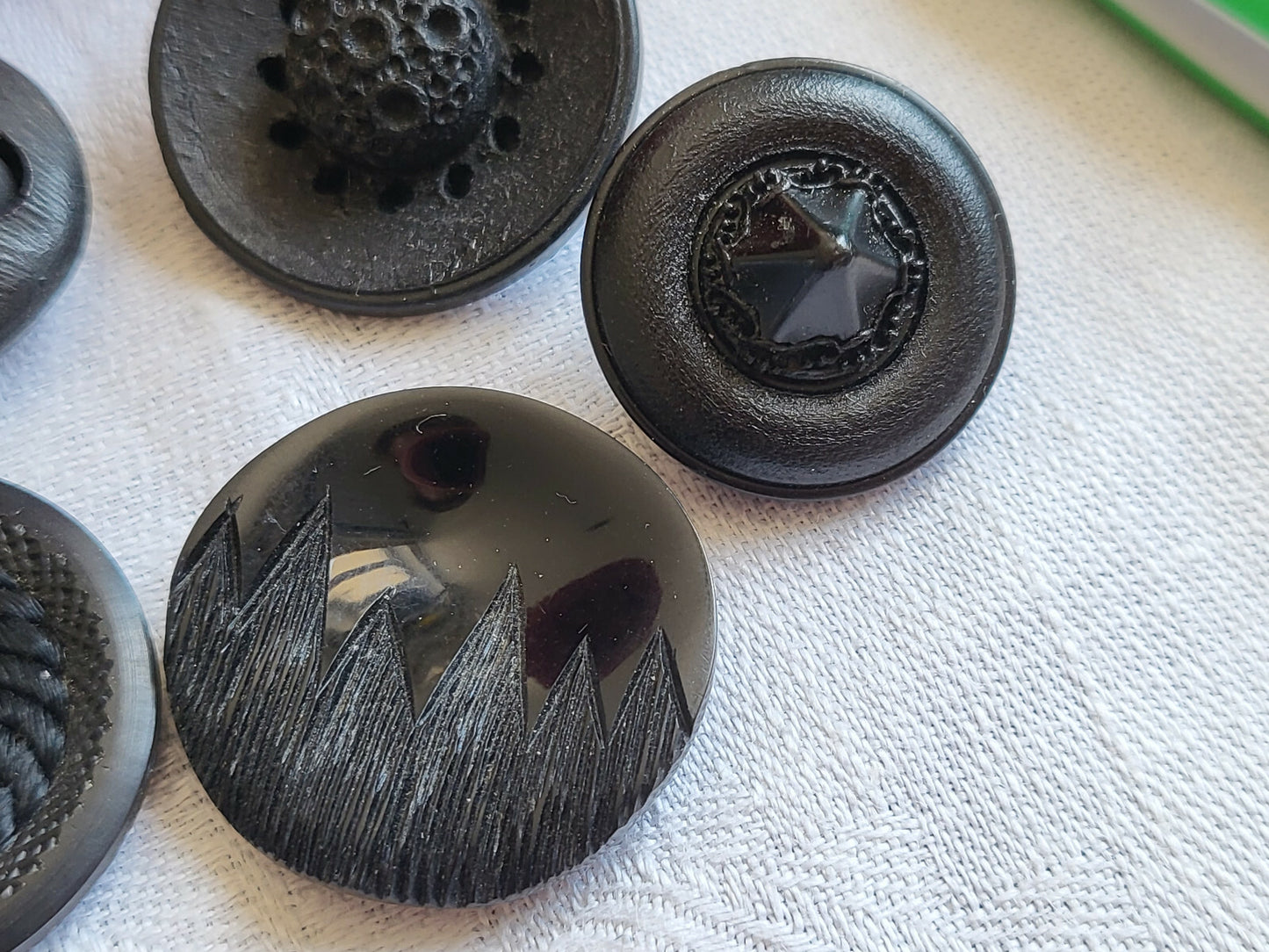Lot 5 Boutons vintage panaché noir travaillé 2,2 cm à 2,6 cm ref 4562
