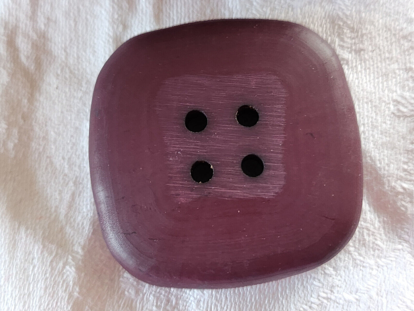 Enorme bouton vintage violet carré mat texturé 4,3 cm ref 2576