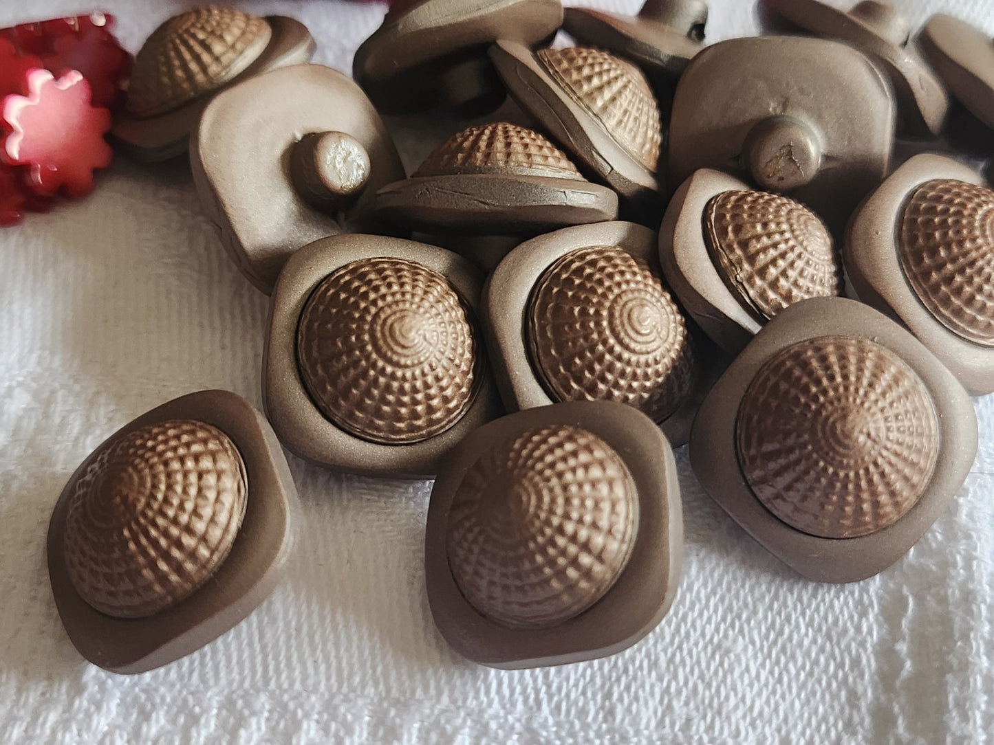 Lot 9 boutons vintage marron travaillé pied 1,7 cm ref 1571