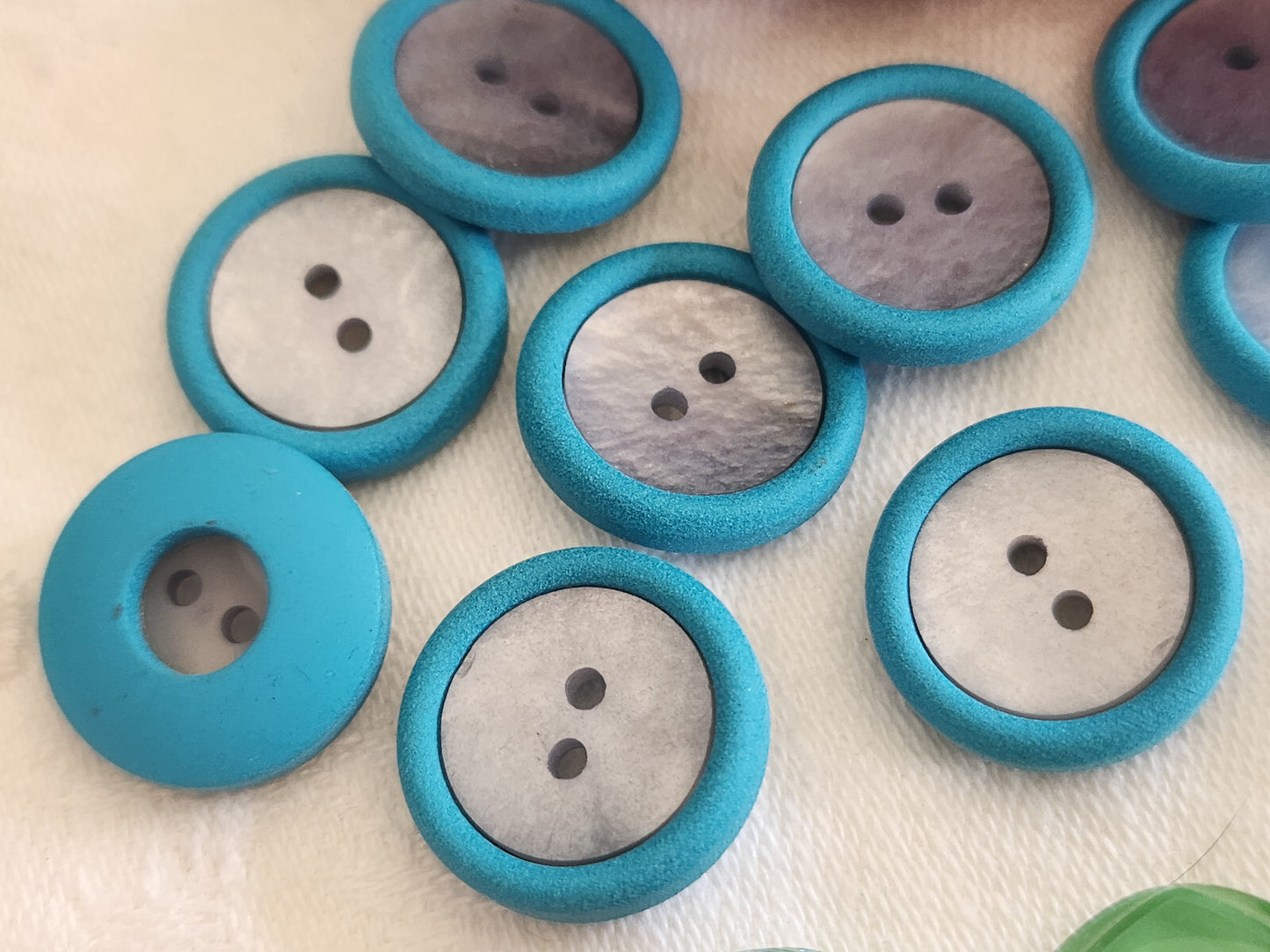 Lot 10 boutons vintage bleu coeur lumineux trous 1,7 cm ref 862
