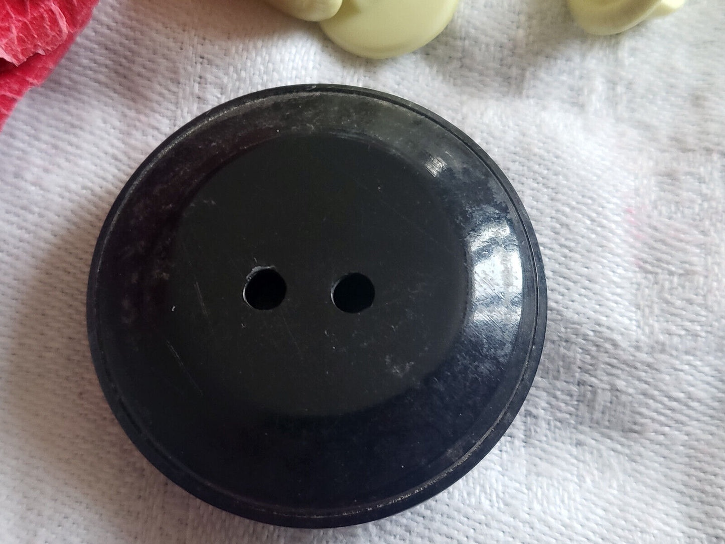 Gros bouton ancien en celluloïd noir travaillé collection 3,3 cm D15O