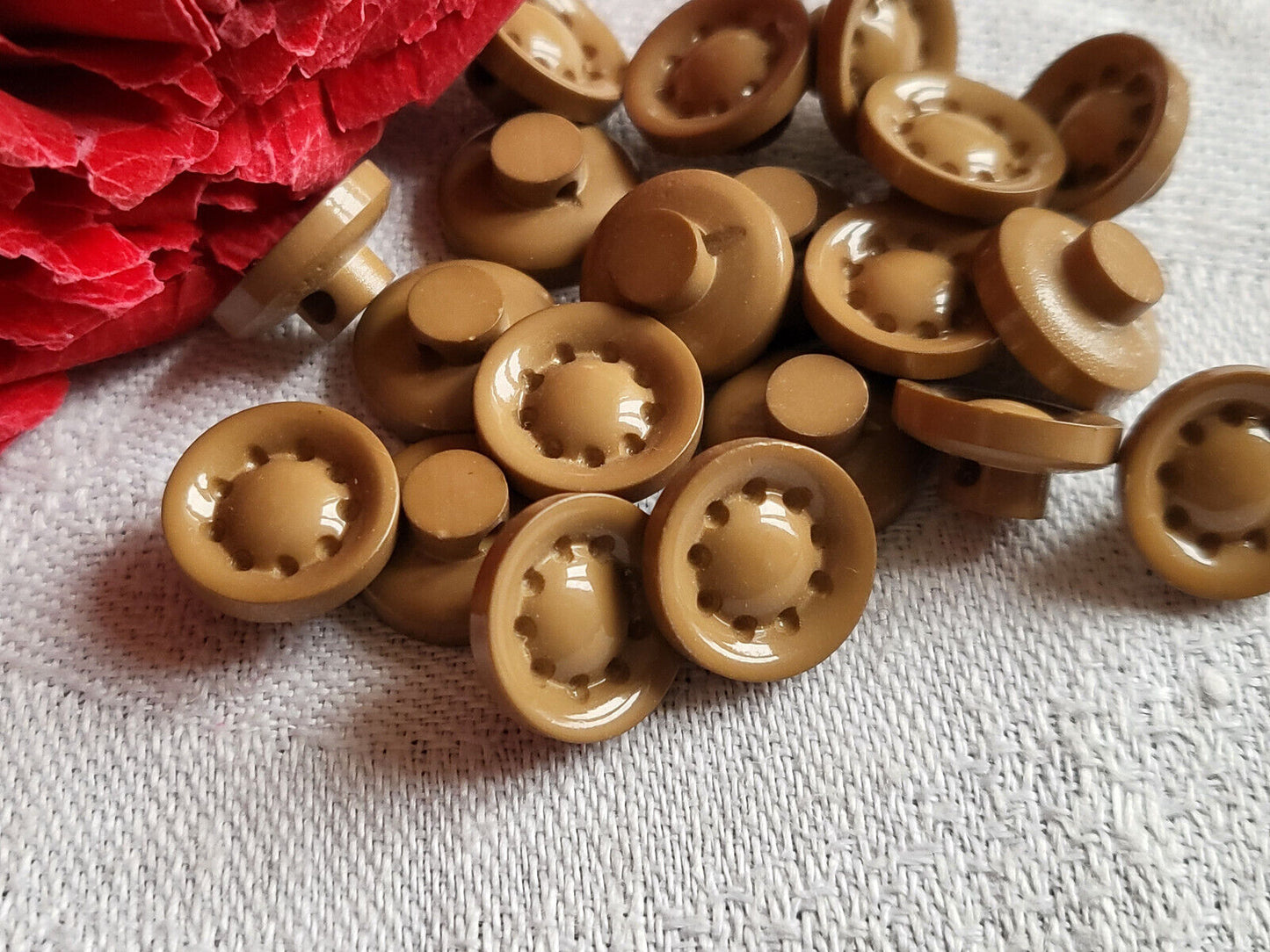 Lot 18 petits boutons vintage marron travaillé à pied 1,2 cm à pied ref 5712