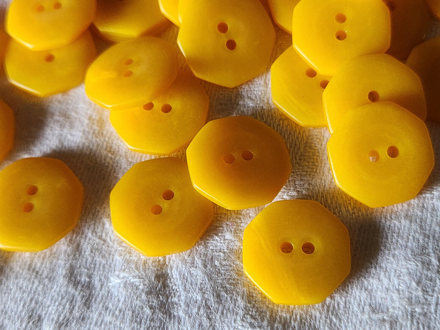 Lot 16 boutons vintage jaune à trous 1,7 cm ref 3411