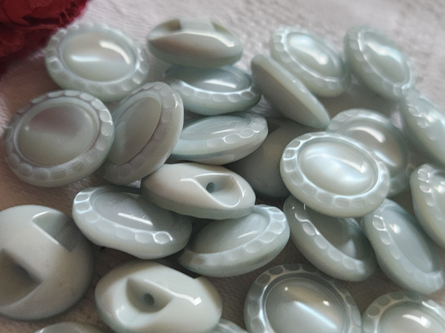 Lot 12 boutons vintage bleu ciel nacré lumineux travaillé pied 1,5 cm ref 5067