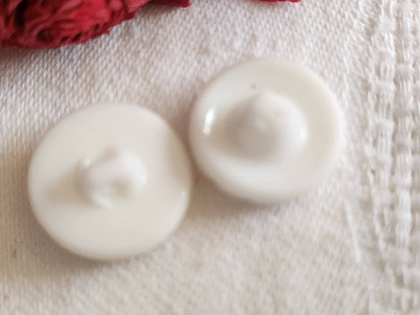 Duo boutons vintage en verre blanc mordoré irisé 1,8 cm G7J