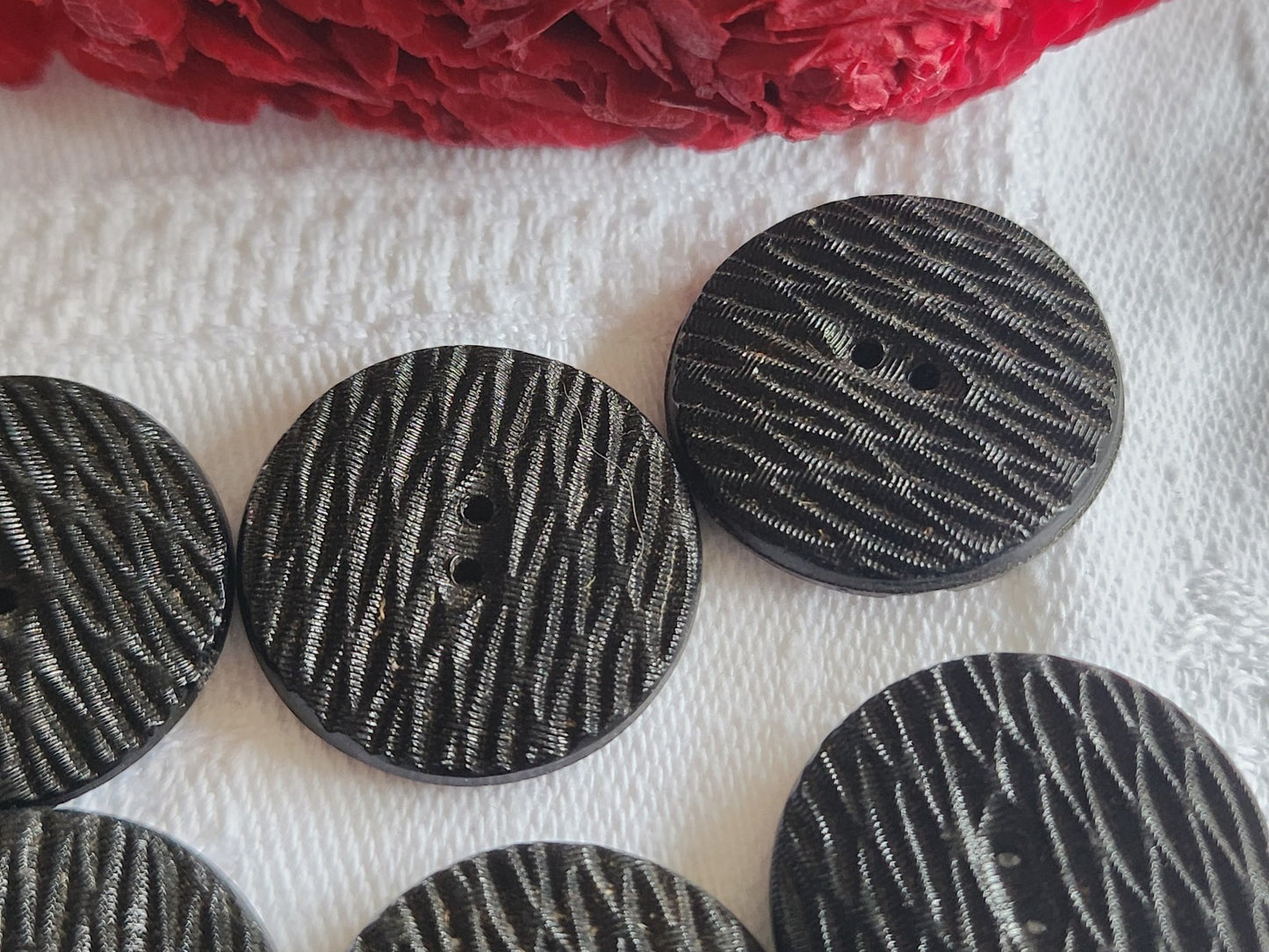 Lot 6 boutons anciens en verre noir strié trous 2,3 cm ref 1573