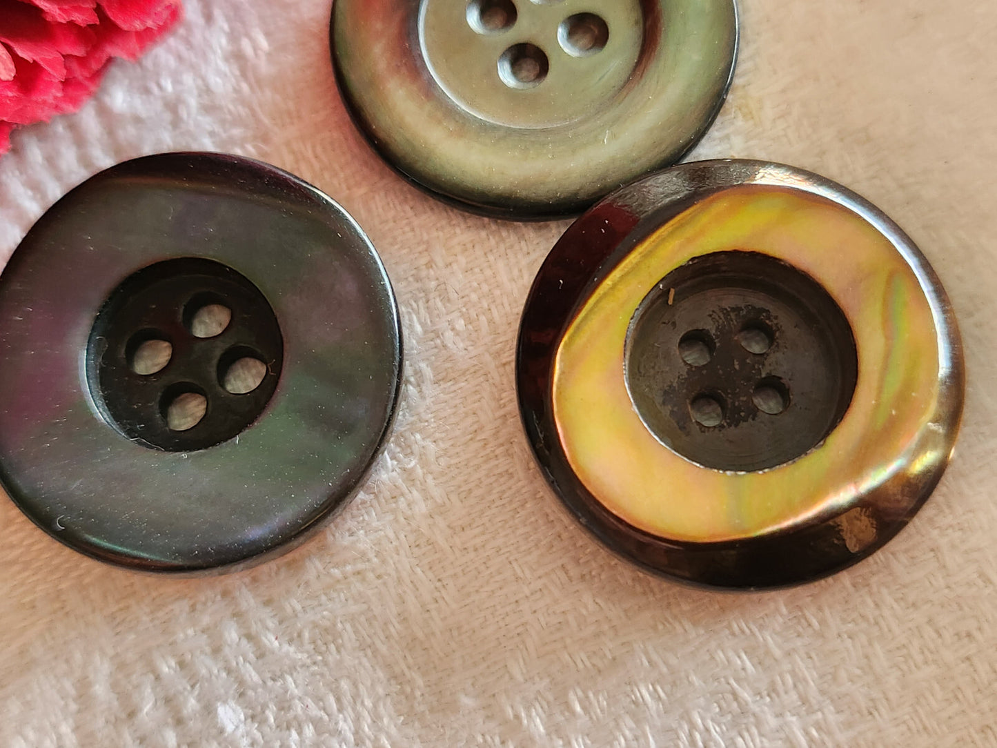 Trio gros boutons anciens en nacre à trou diamètre 2,6 / 2,7 cm G10N