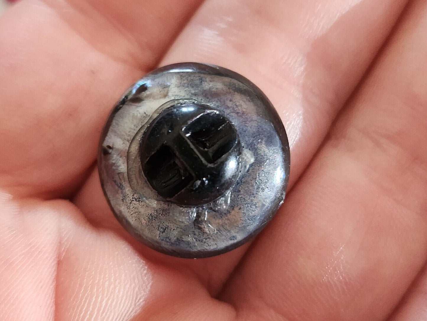 Bouton ancien en nacre bleu sculpté épais à pied 2 cm D12I